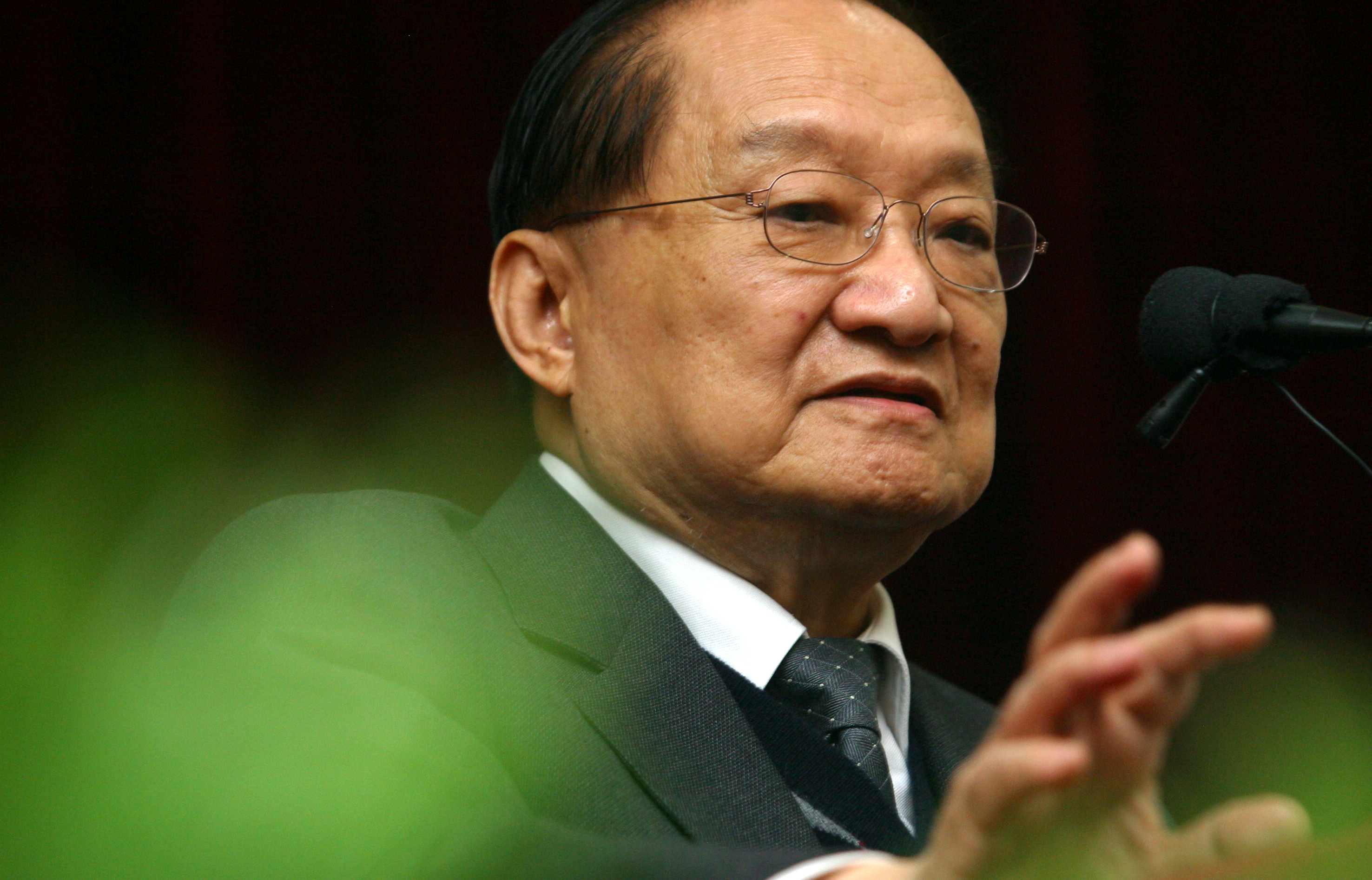 武俠小說泰斗金庸辭世,享壽94歲,過往演出過他筆下英雄的的群星們,也紛紛發文悼念。(東方IC)