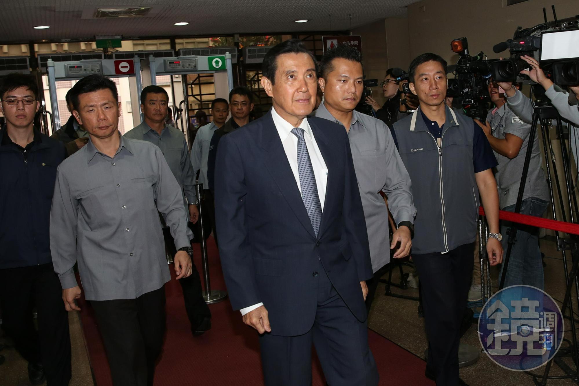 台北地院審理國民黨三中交易案,首度傳喚被告馬英九出庭。