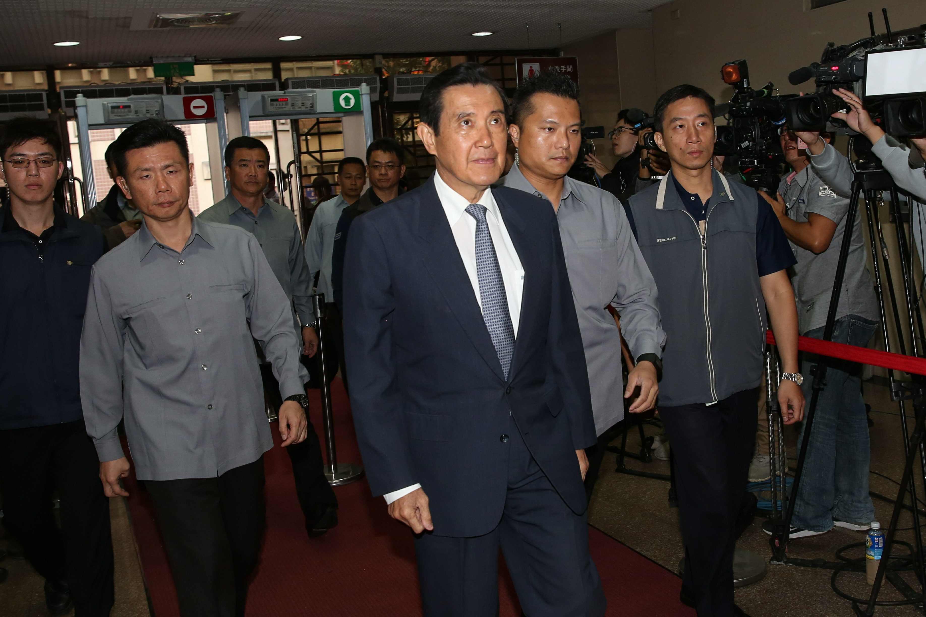 台北地院審理國民黨三中交易案，首度傳喚被告馬英九出庭。