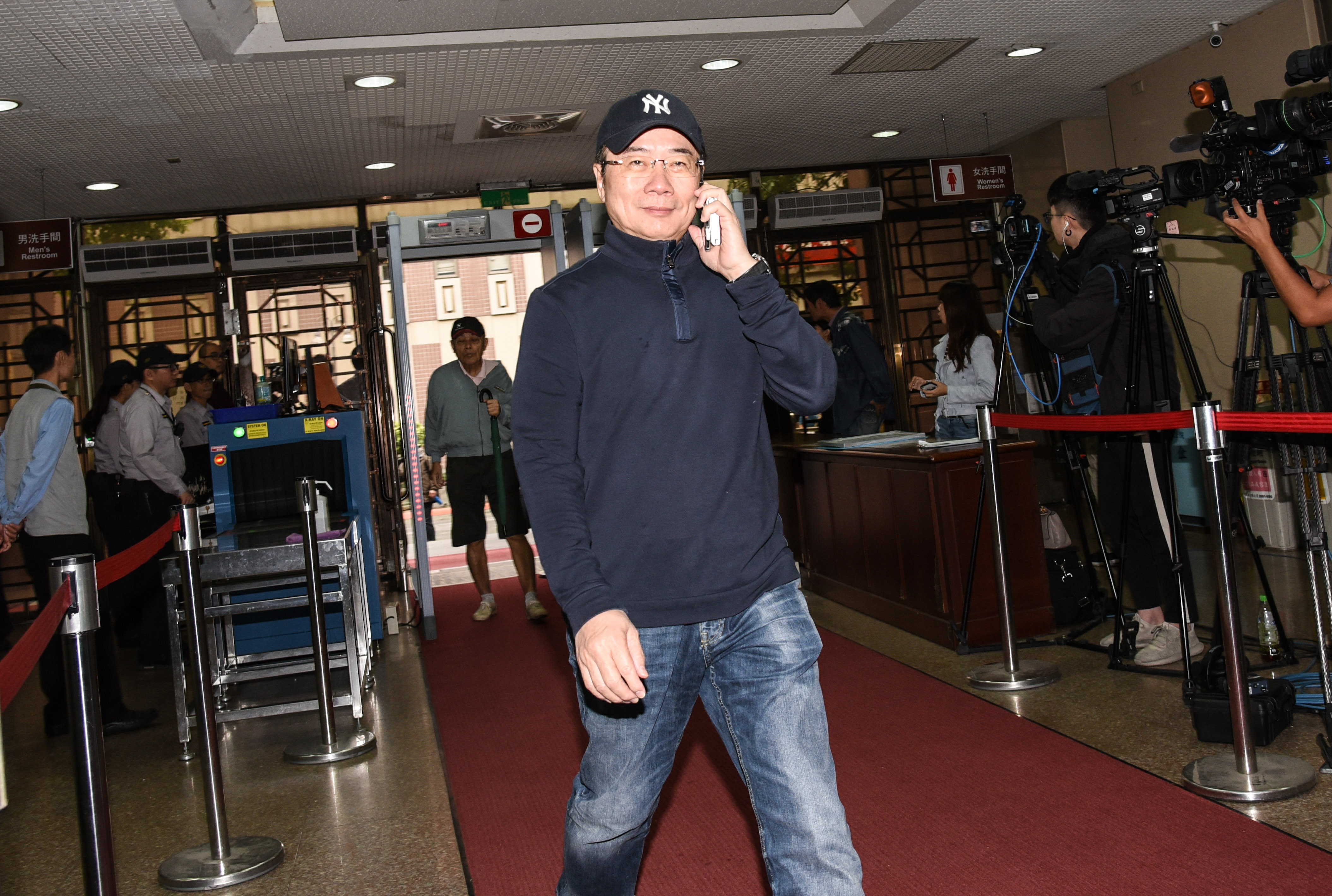 前立委蔡正元被控涉及侵占中影公司款項,以被告身分至台北地院出庭。