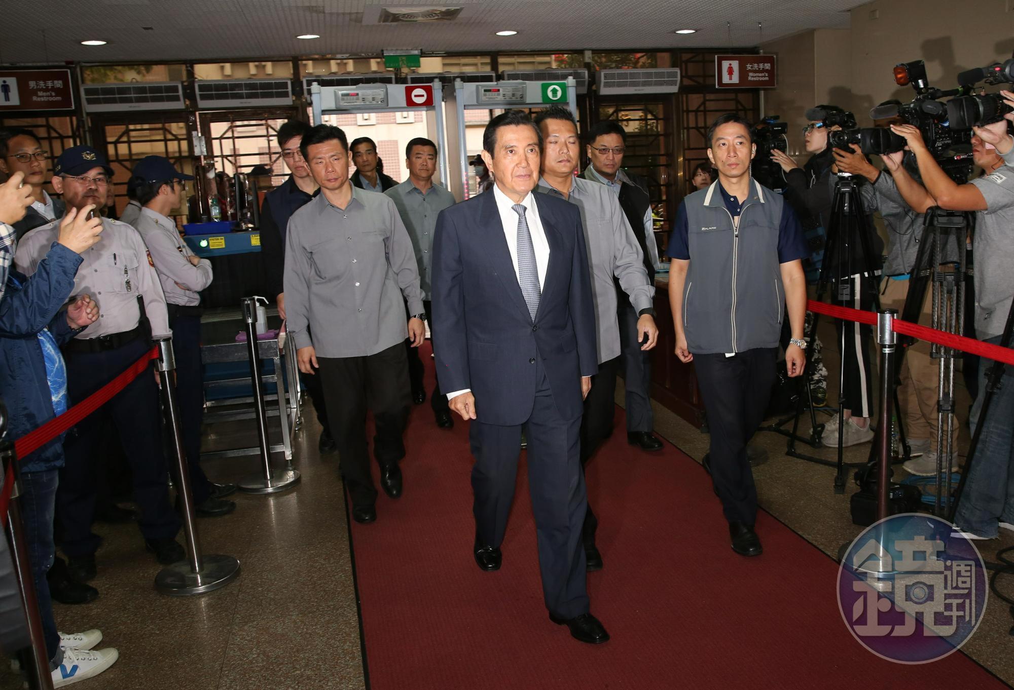 前總統馬英九為三中案至台北地院出庭，指控前總統陳水扁夫婦阻國民黨賣黨產。