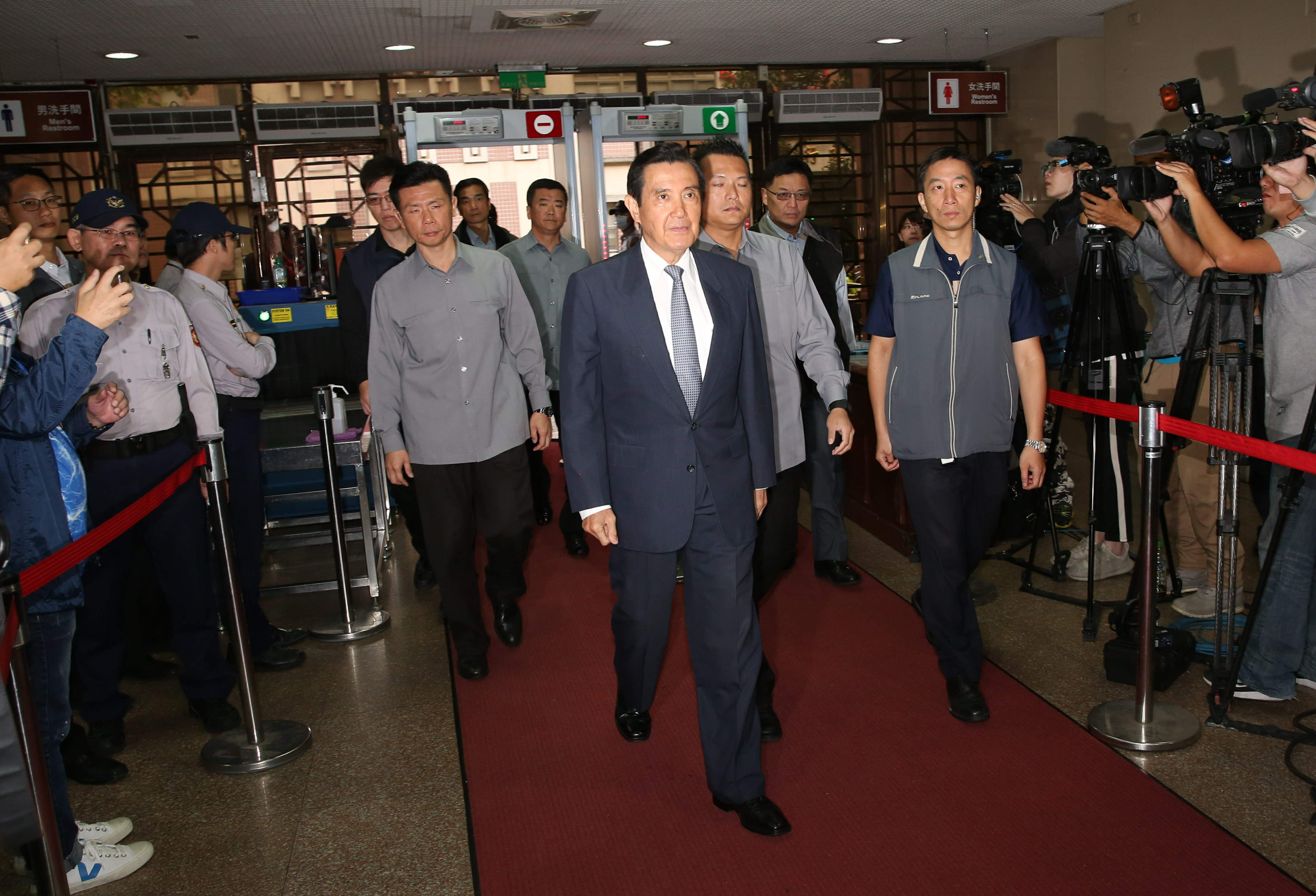 前總統馬英九為三中案至台北地院出庭，指控前總統陳水扁夫婦阻國民黨賣黨產。