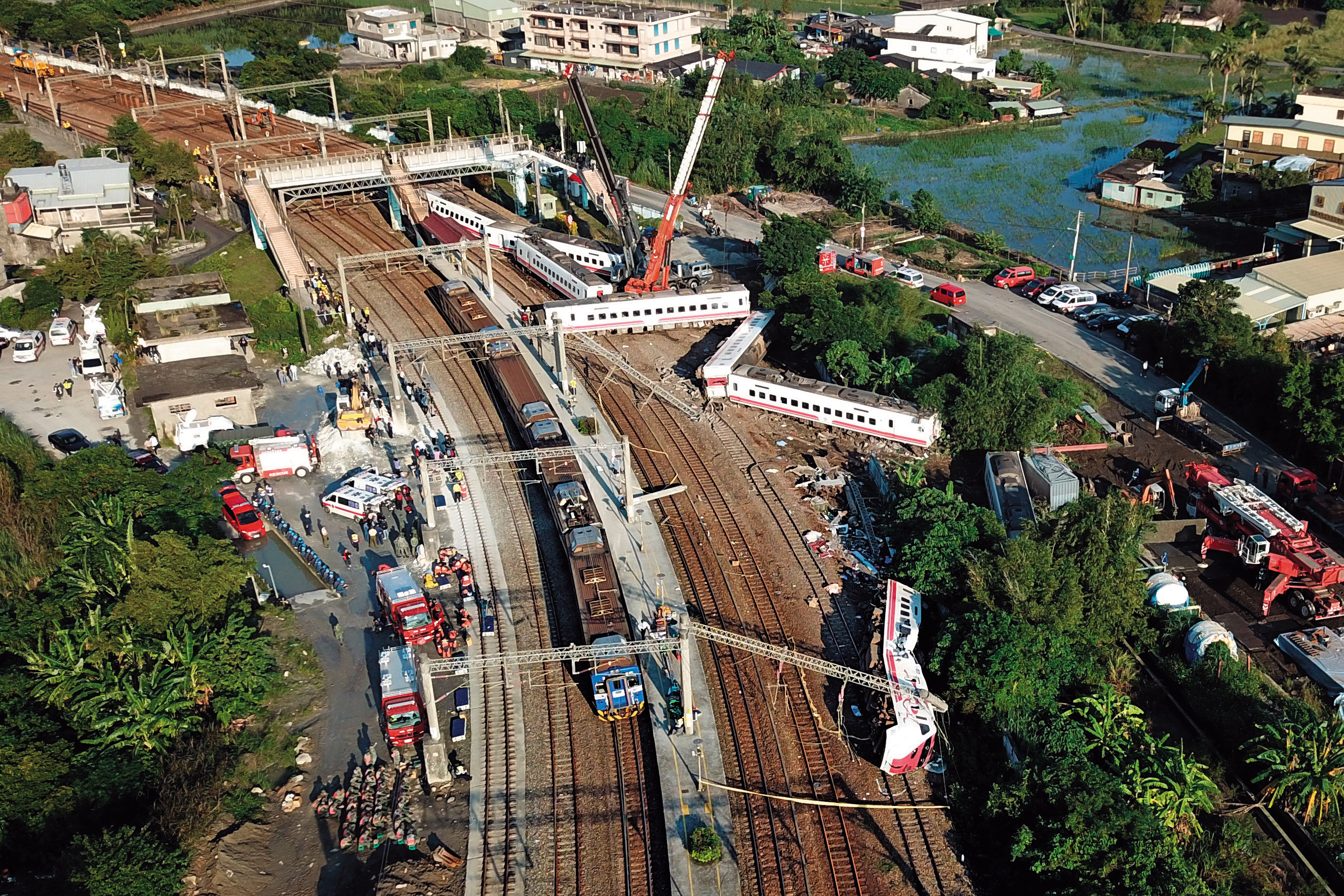 普悠瑪列車高速過彎翻覆，呈W狀躺在鐵道上，造成18死逾百人輕重傷，成為台鐵近年最嚴重災難。