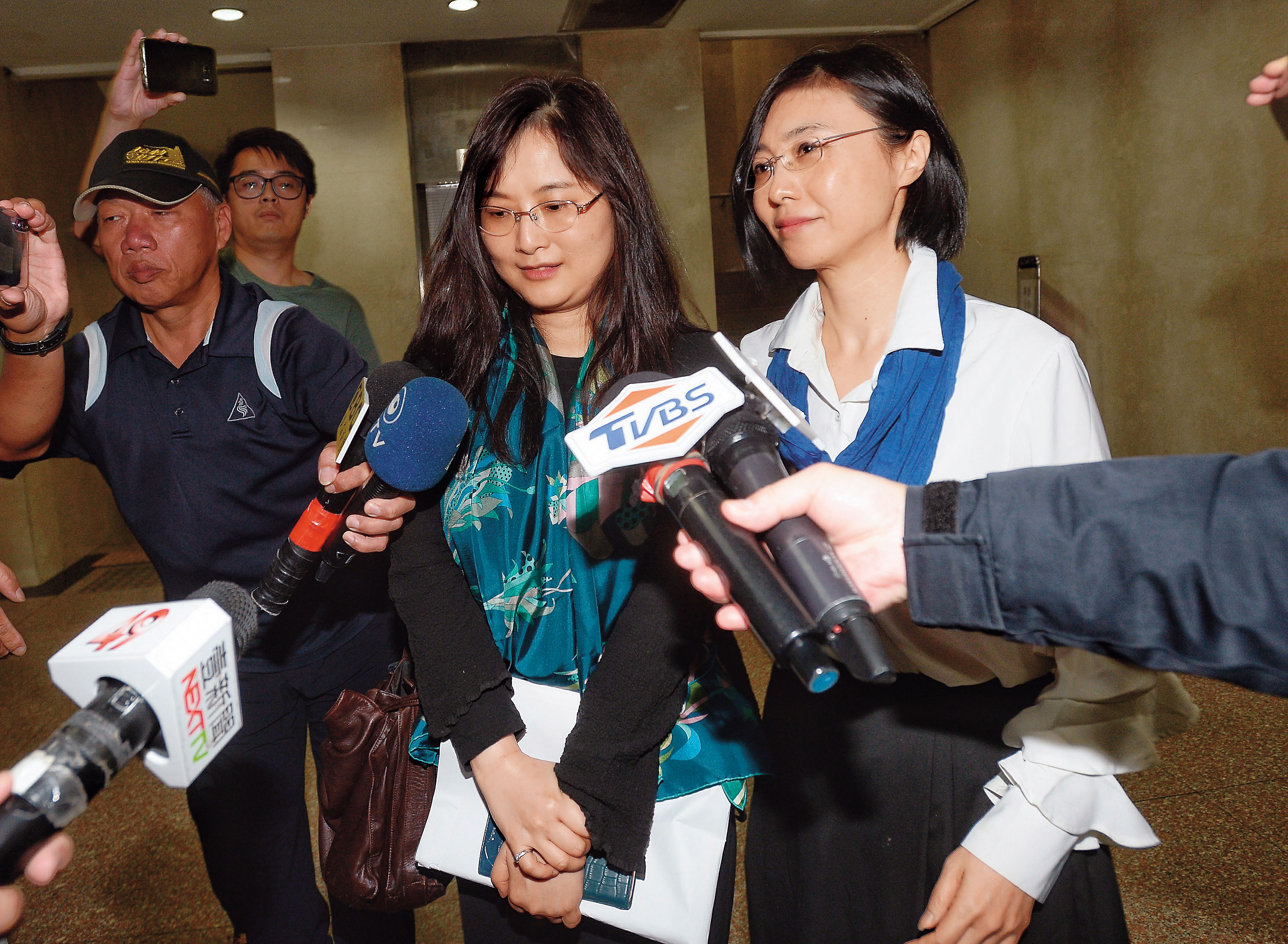 呂安妮（右2）出庭應訊後，以「謝謝關心」回應遭王文洋提告的感想。
