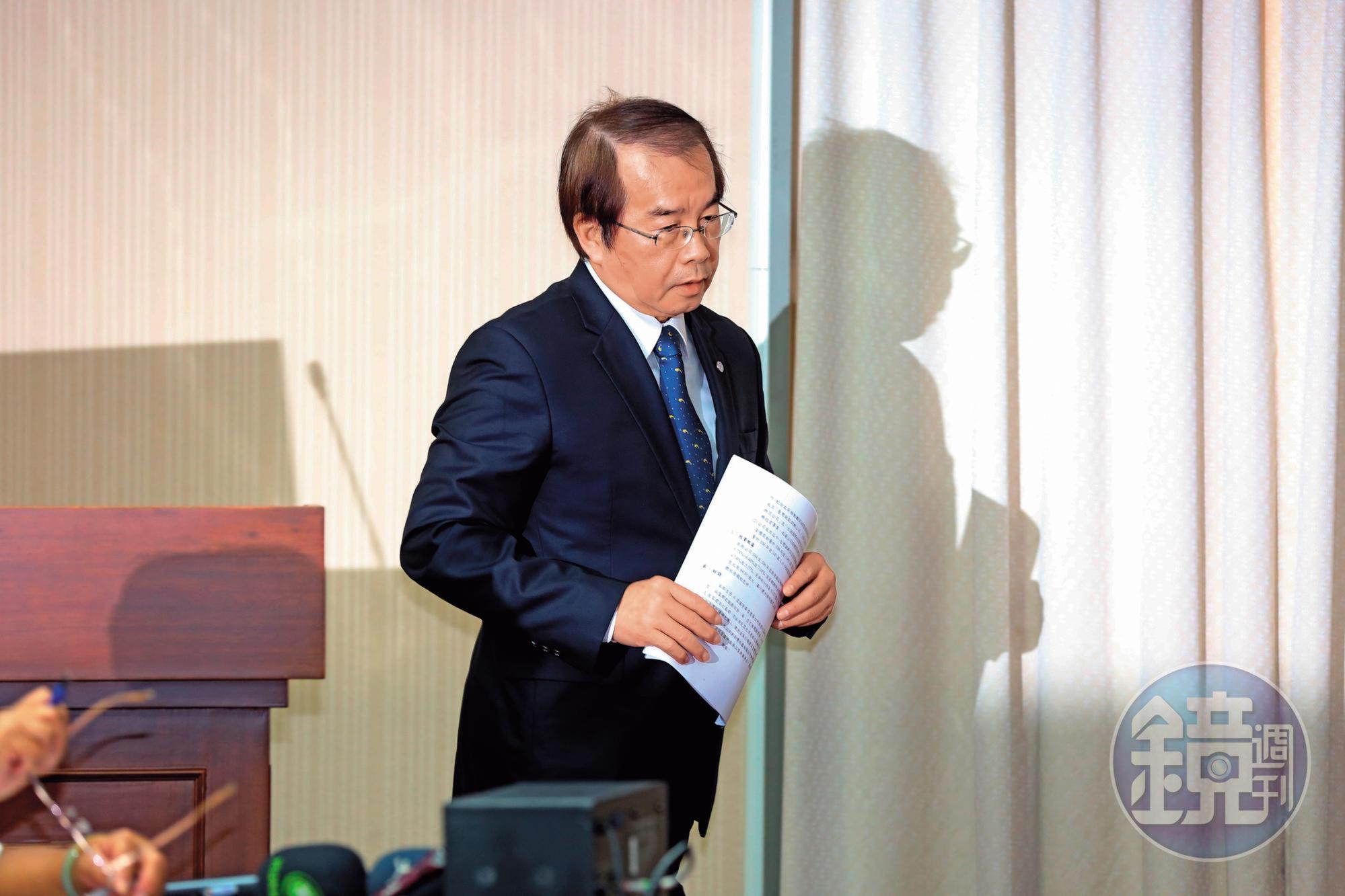 台鐵局長鹿潔身因普悠瑪翻車下台,遺缺改由交通部次長張政源自願降職接掌。