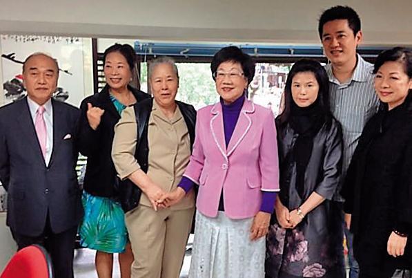 呂安妮母親郭碧蘭（左2）是雲林台西六塊厝人，母女常回饋家鄉，呂媽媽也曾替前副總統呂秀蓮（中）站台。（翻攝呂秀蓮部落格）