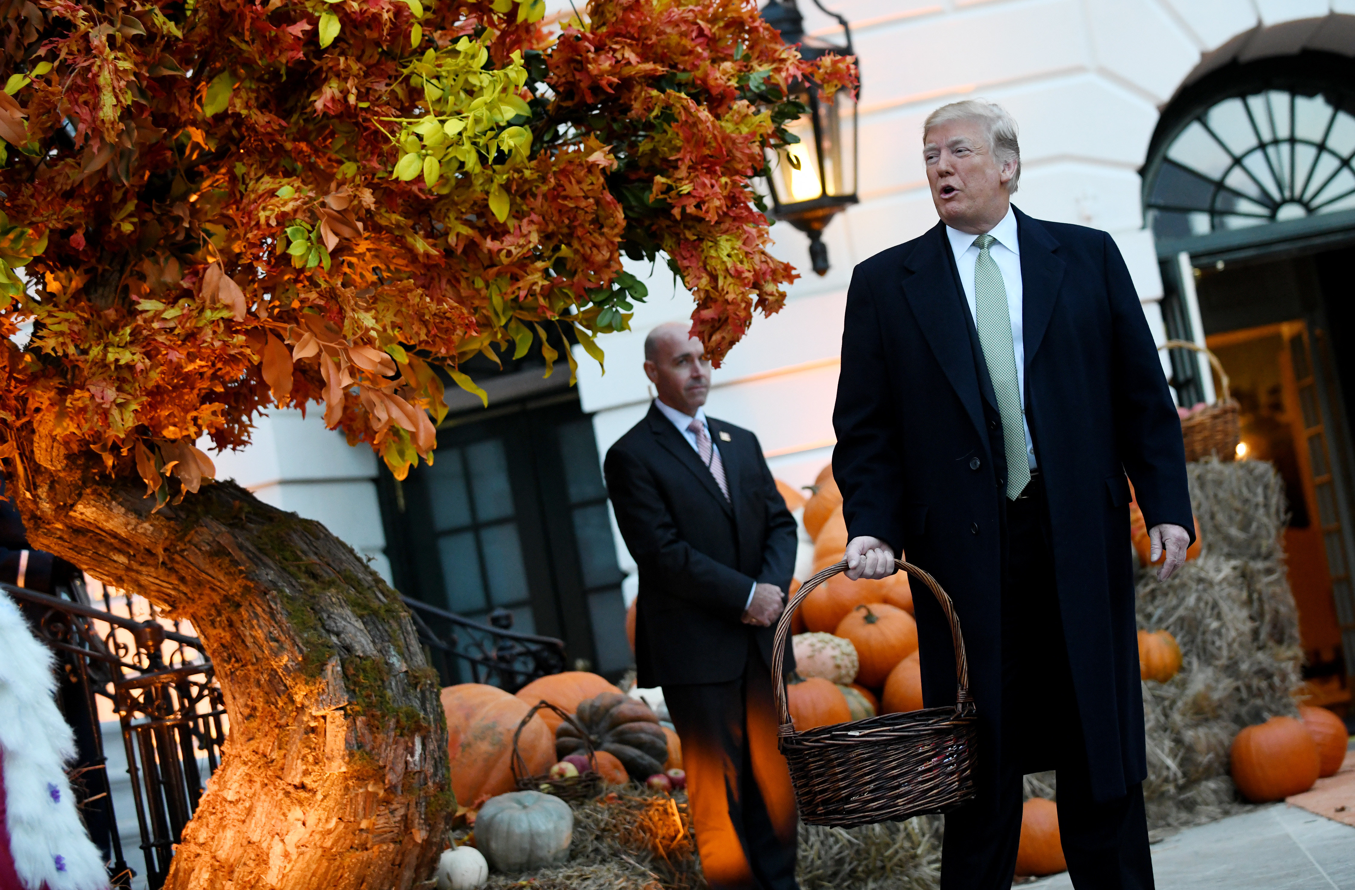 川普近日喊出廢除「出生公民權」的議題，圖為慶祝萬聖節，川普在白宮發糖果給兒童。（東方IC）