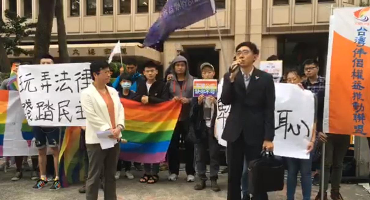 愛家公投15場電視辯論會,傳出有「假反方」球員兼裁判,伴侶盟痛批根本是在玩弄法律、踐踏民主。(翻攝社團法人台灣伴侶權益推動聯盟臉書)