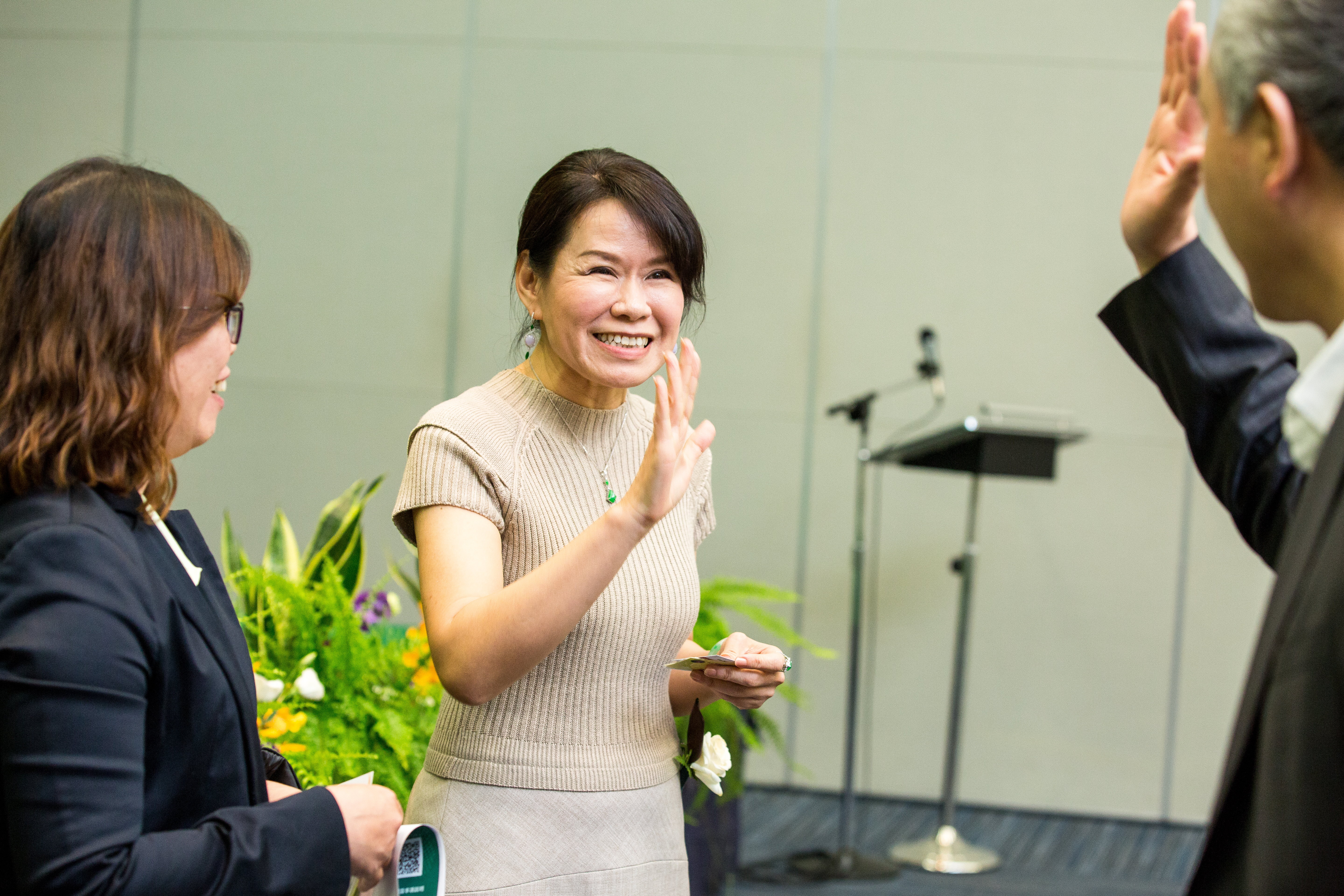 長期健身的劉郁芬(中),身材保養得宜,生活簡單物慾低的她,上櫃前業績發表會這天,雖然身上穿的是舊衣,戴著借來的珠寶,依然不減女董座風采。