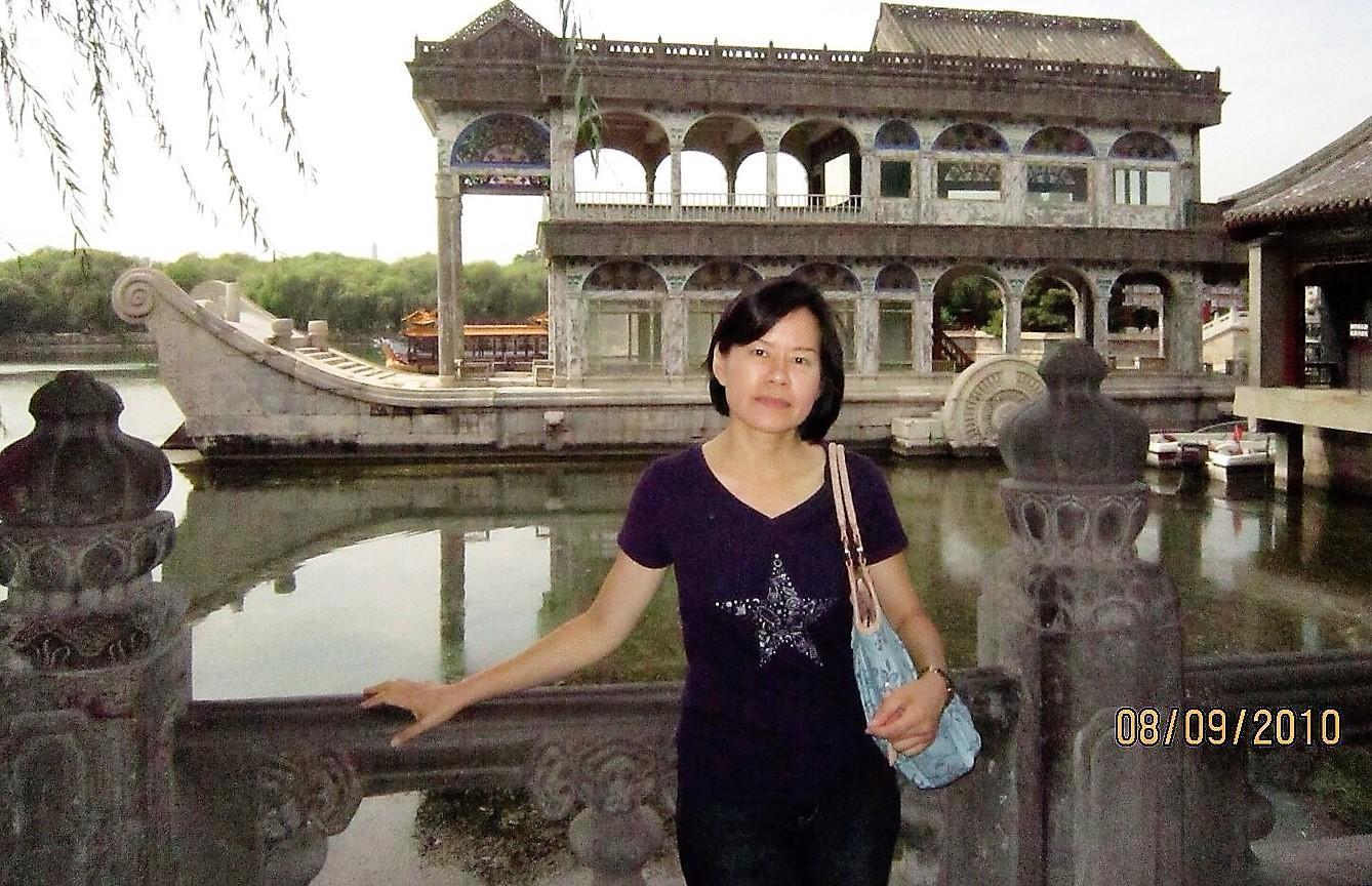 不愛打扮的她，創業早期總一頭短髮、穿褲裝、平底鞋，方便她跑廠、出差。（劉郁芬提供）