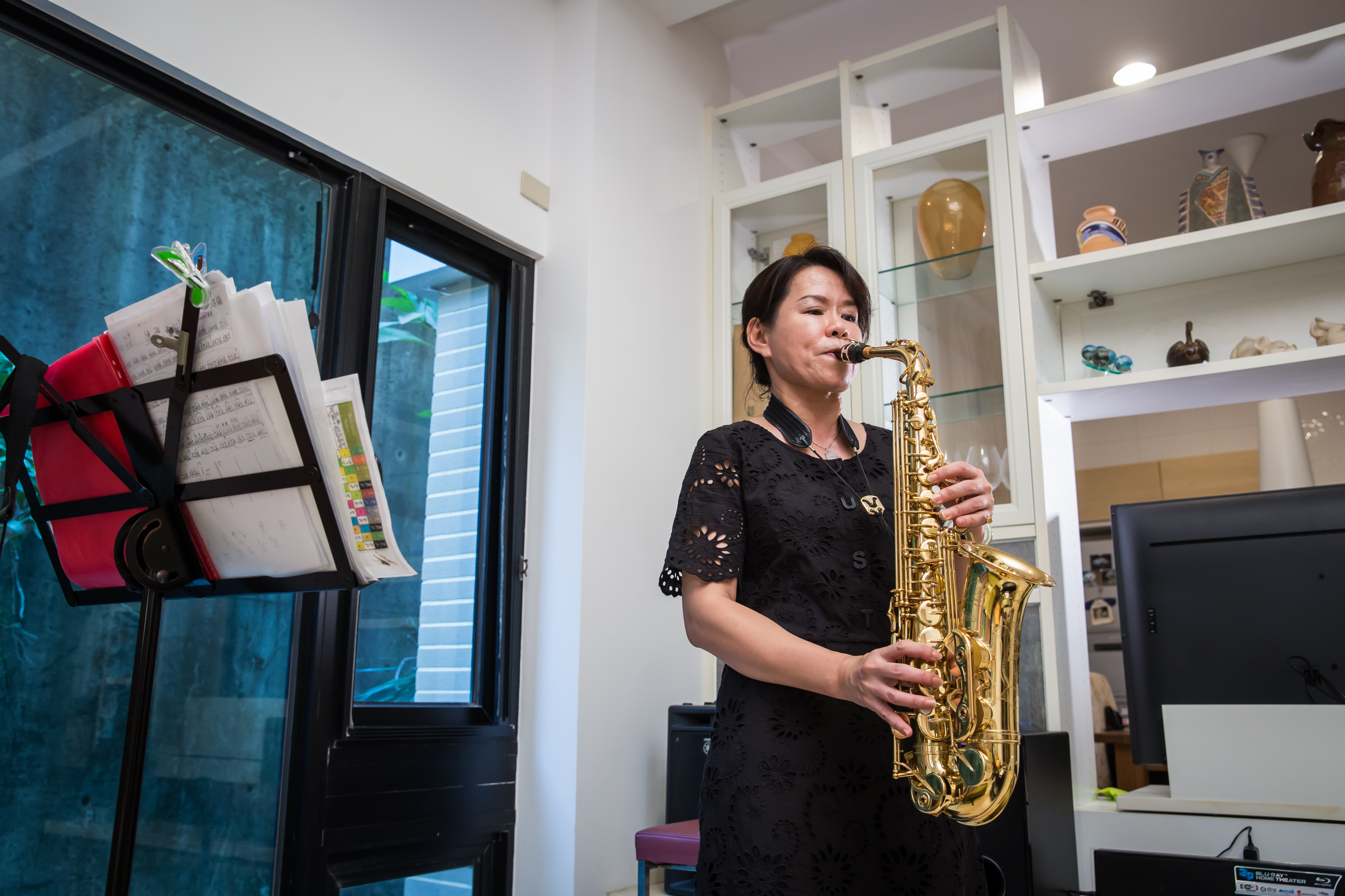 不曾為自己掉過淚的劉郁芬，其實感性，吹著薩克斯風感覺有滿腹往事藏心頭。尤其一提起爸爸，她便有濃濃的情感。