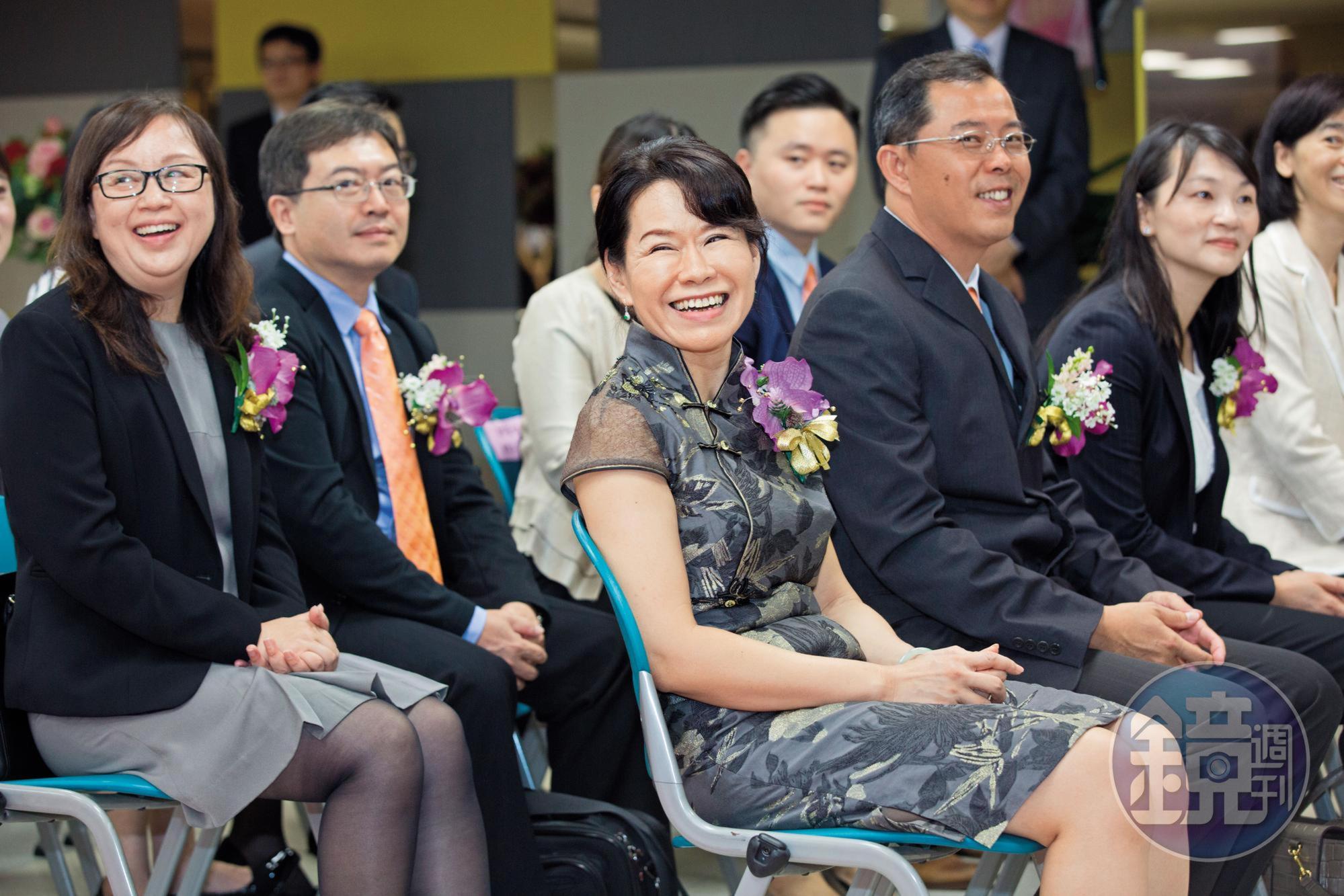 掛牌上櫃那天，劉郁芬掩不住喜悅，坐在她身旁的都是與她一起奮鬥多年的核心同事。