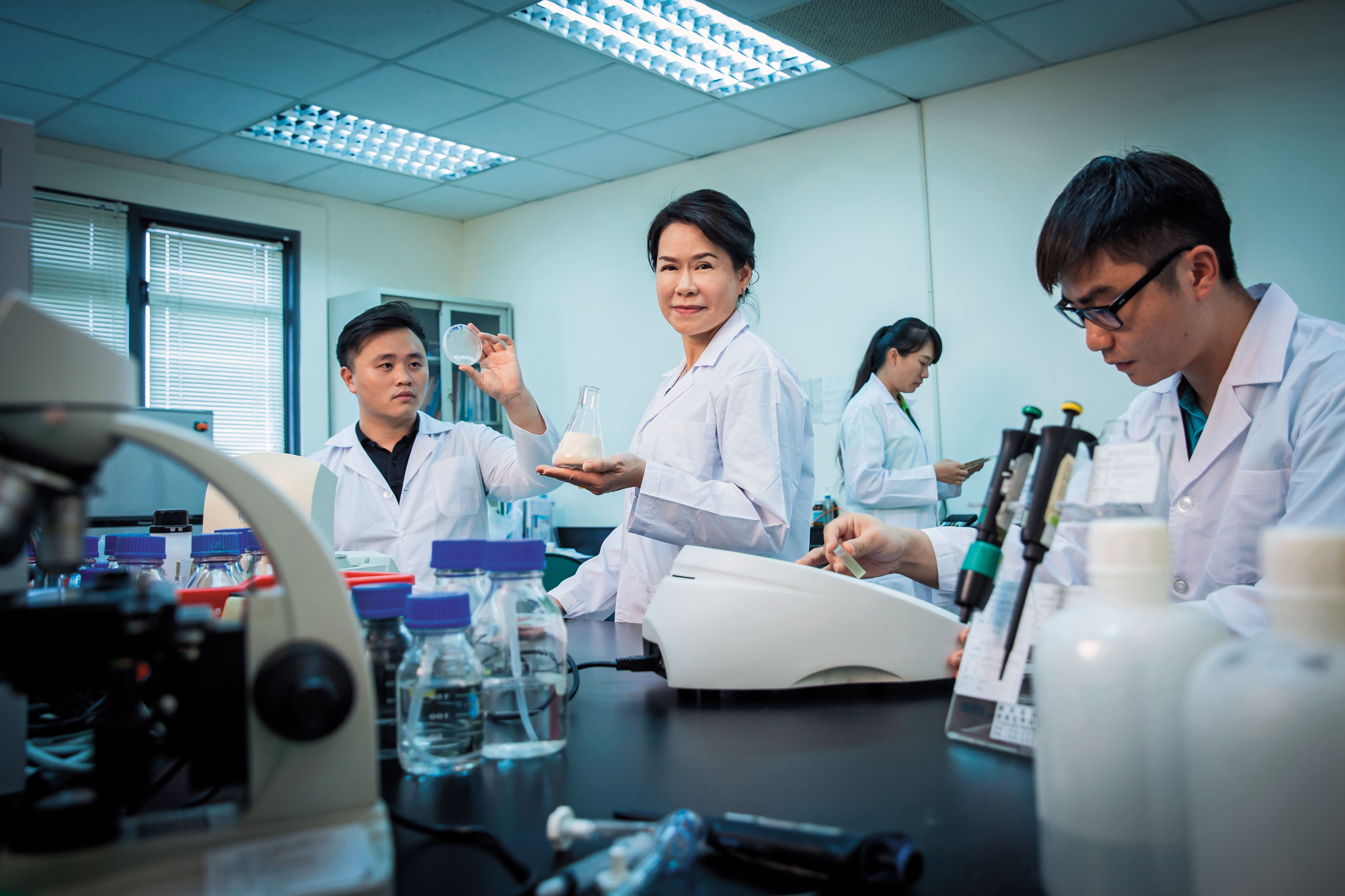 劉郁芬（左2）自己不喜歡在實驗室工作，但率領的研發團隊陣容整齊。其產品添加在水產、畜產飼料中，可提升免疫力，迎接無抗養殖時代。