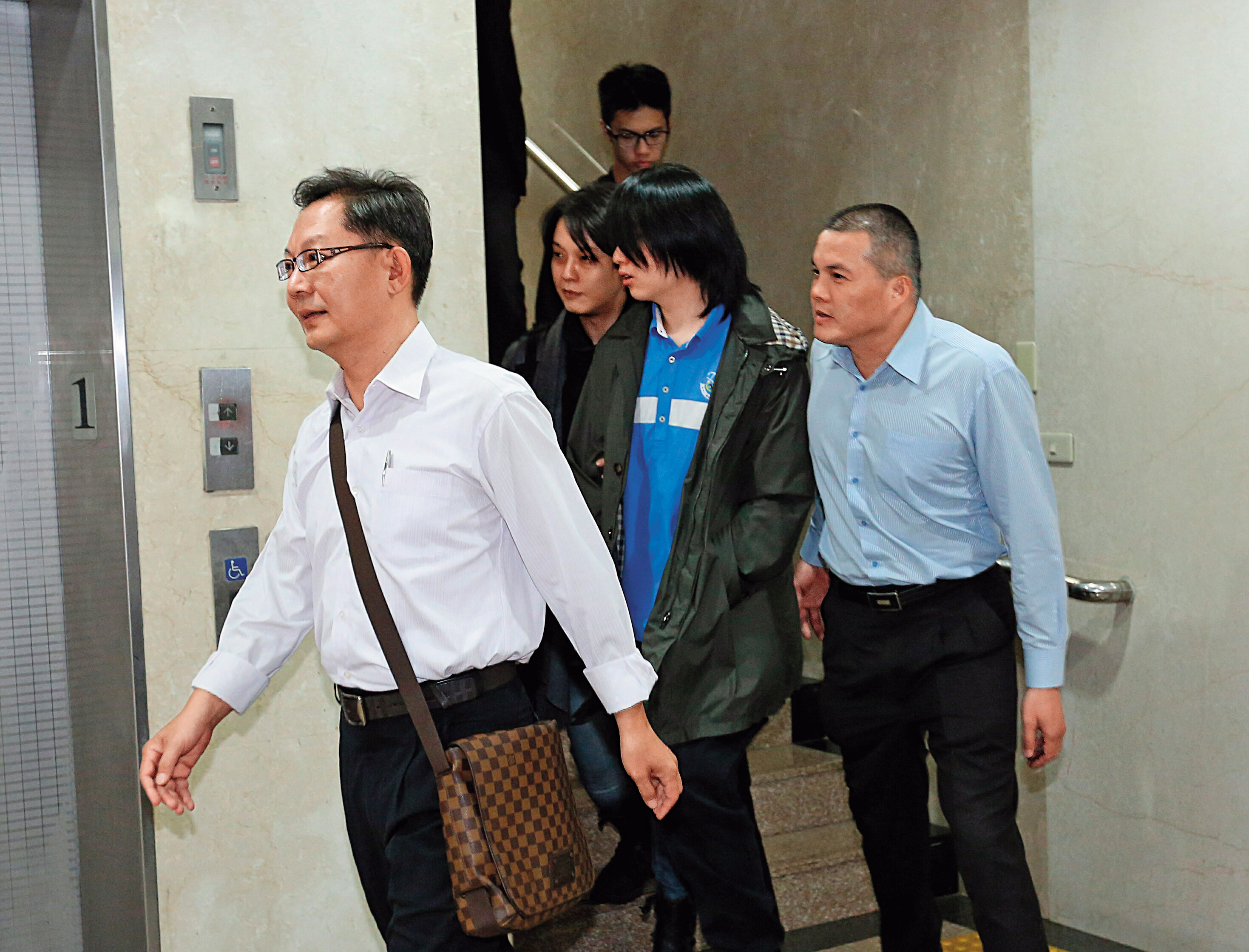雲林台西鄉明聖宮主委林鼎勝（右）北上陪同呂安妮母子開庭，展現鄉親對她的支持。