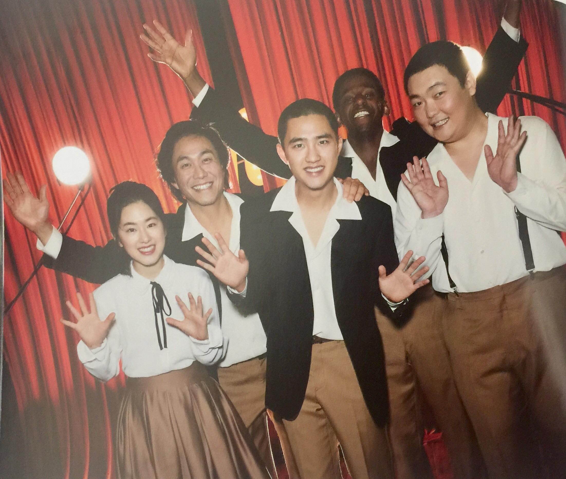 由都敬秀（中）主演的韓國首部歌舞片《搖擺男孩》（Swing Kids），將於聖誕節檔期在韓國上映。（NEW提供）