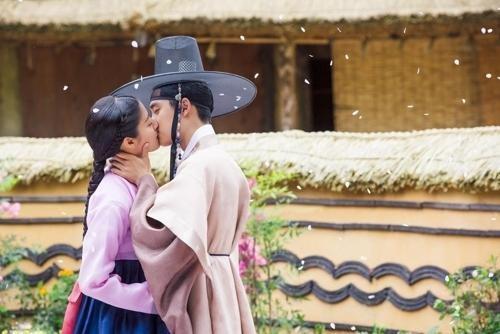 都敬秀（右）、南志鉉主演的《百日的郎君》，最終回以14.412%收視率創下tvN電視劇歷年第四高的成績。（tvN提供）