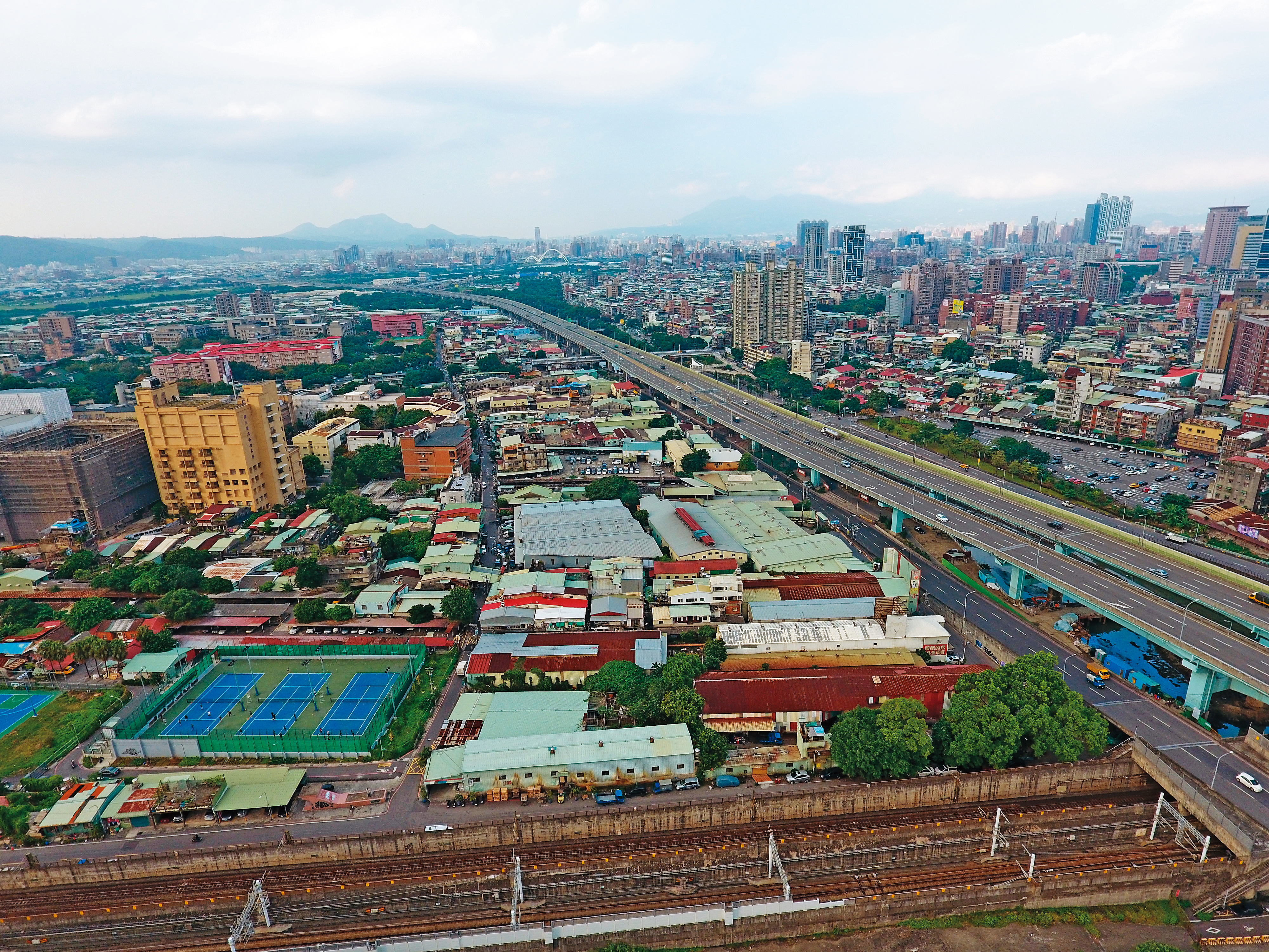 新北市板橋浮洲板城路一帶有近千戶工廠和住家，消防設備卻遠遠不夠。