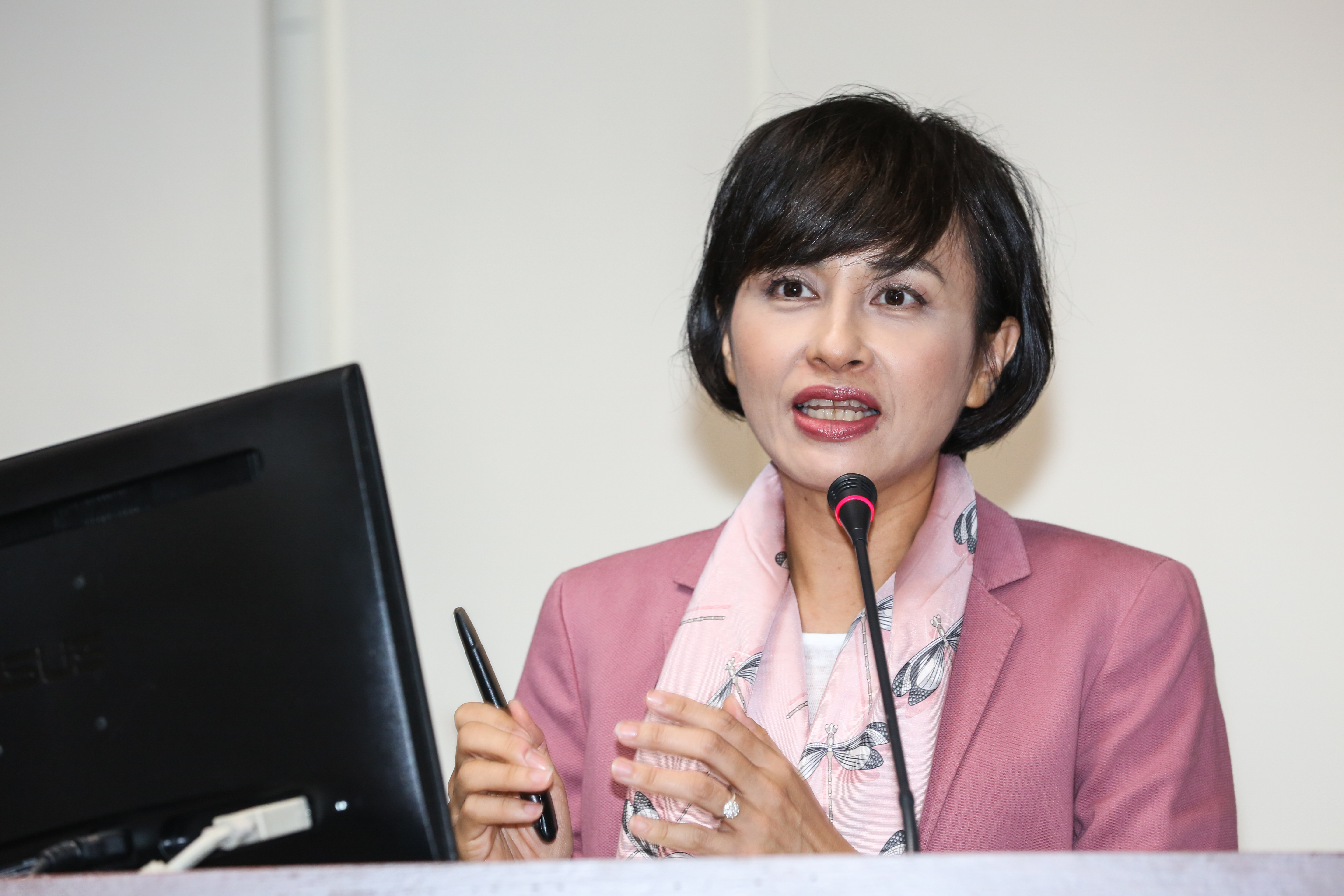 邱議瑩認為自己現在也是網紅,能有30萬留言也是不簡單。(本刊資料照)