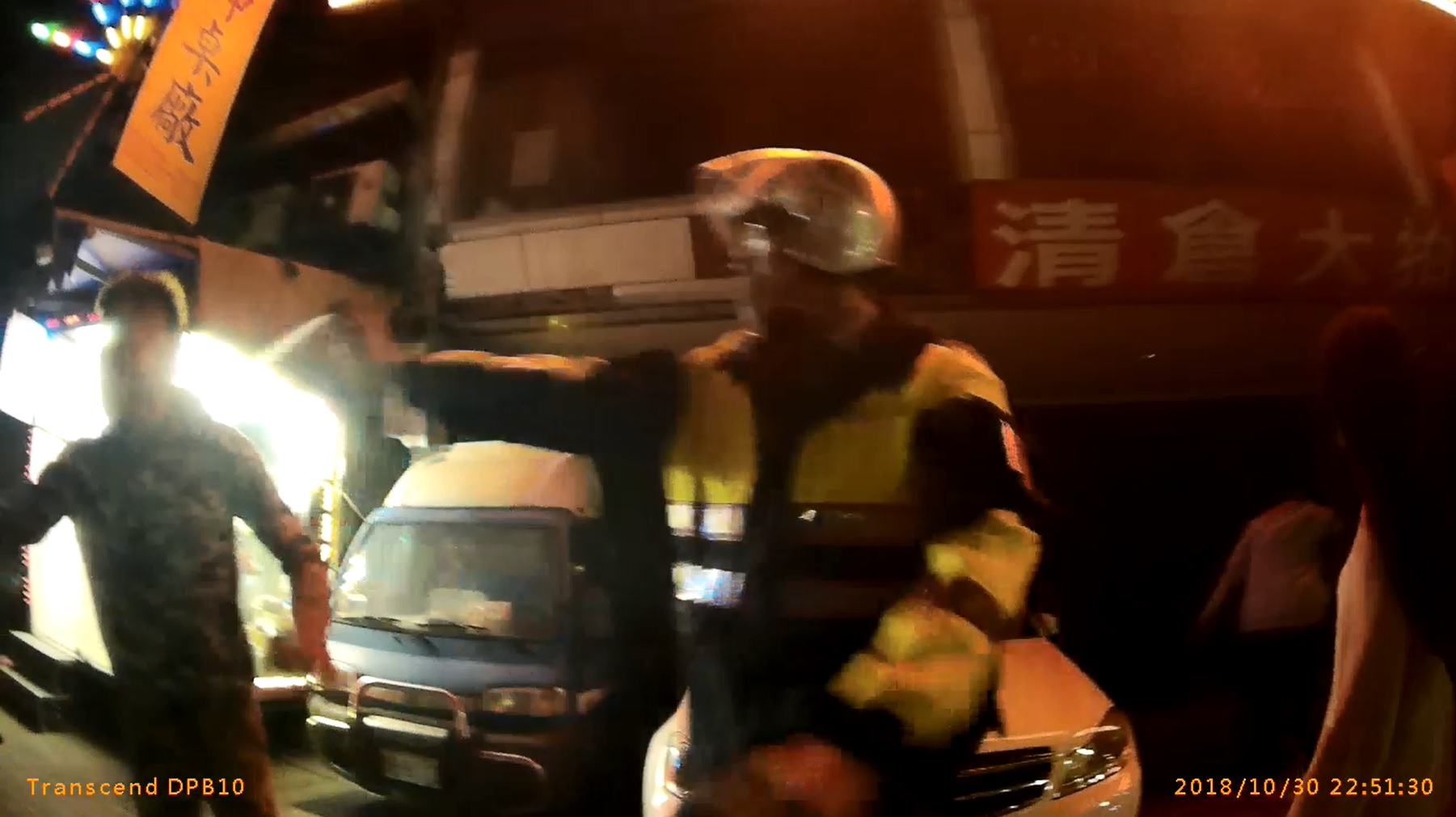 五股所長廖承剛持辣椒水將滋事犯嫌制伏。（翻攝畫面）