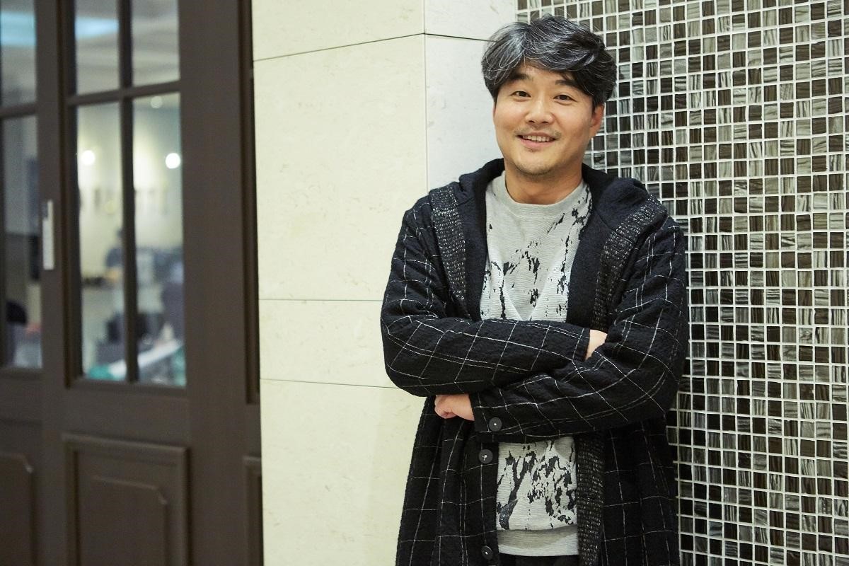 導演李在奎接受鏡週刊專訪，打趣形容接拍《親密陌生人》是命中注定、無法逃避的緣分。（LOTTE提供）