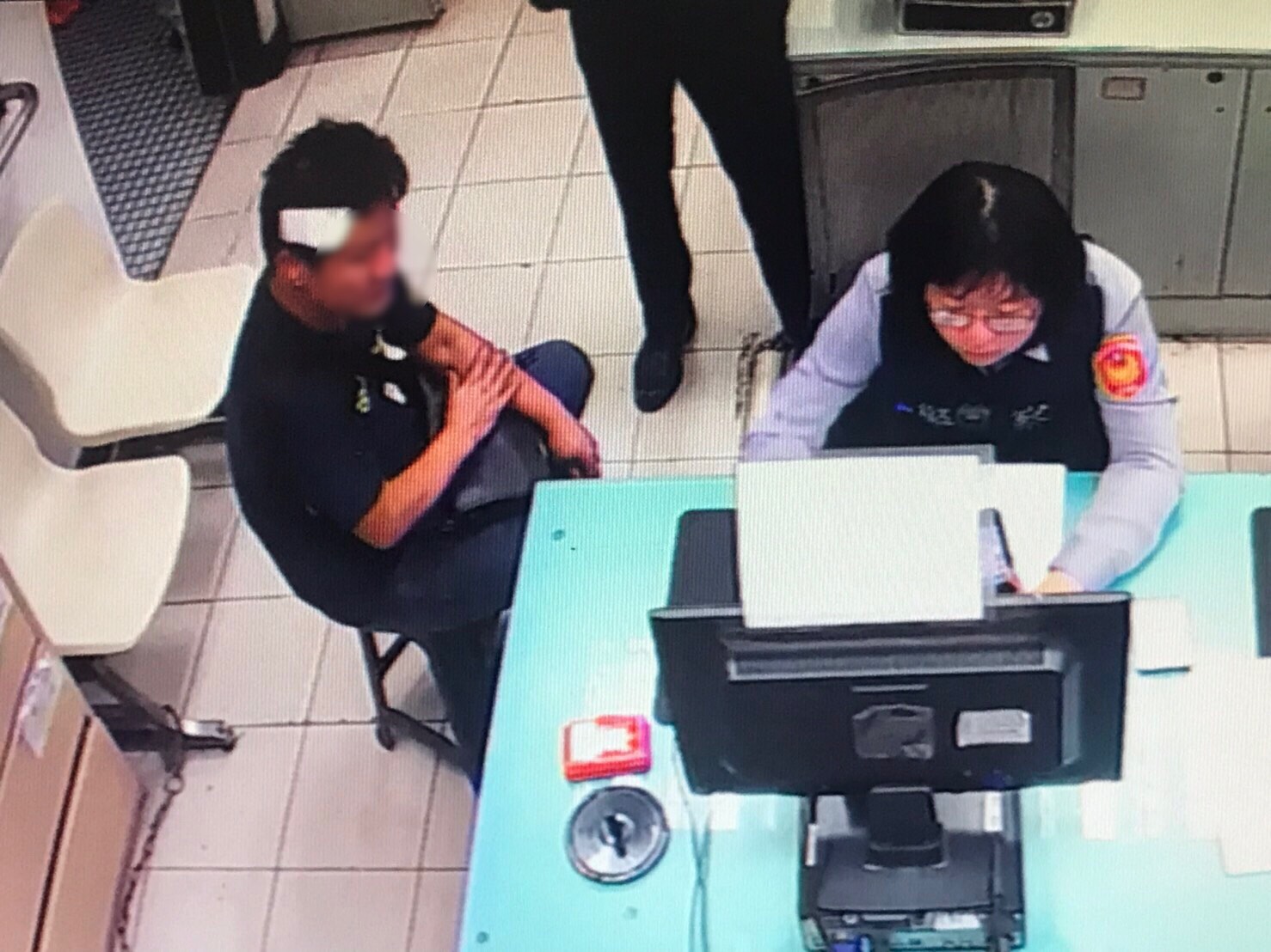 黃男遭陳男毆打後，至轄區派出所報案提告。（翻攝畫面）