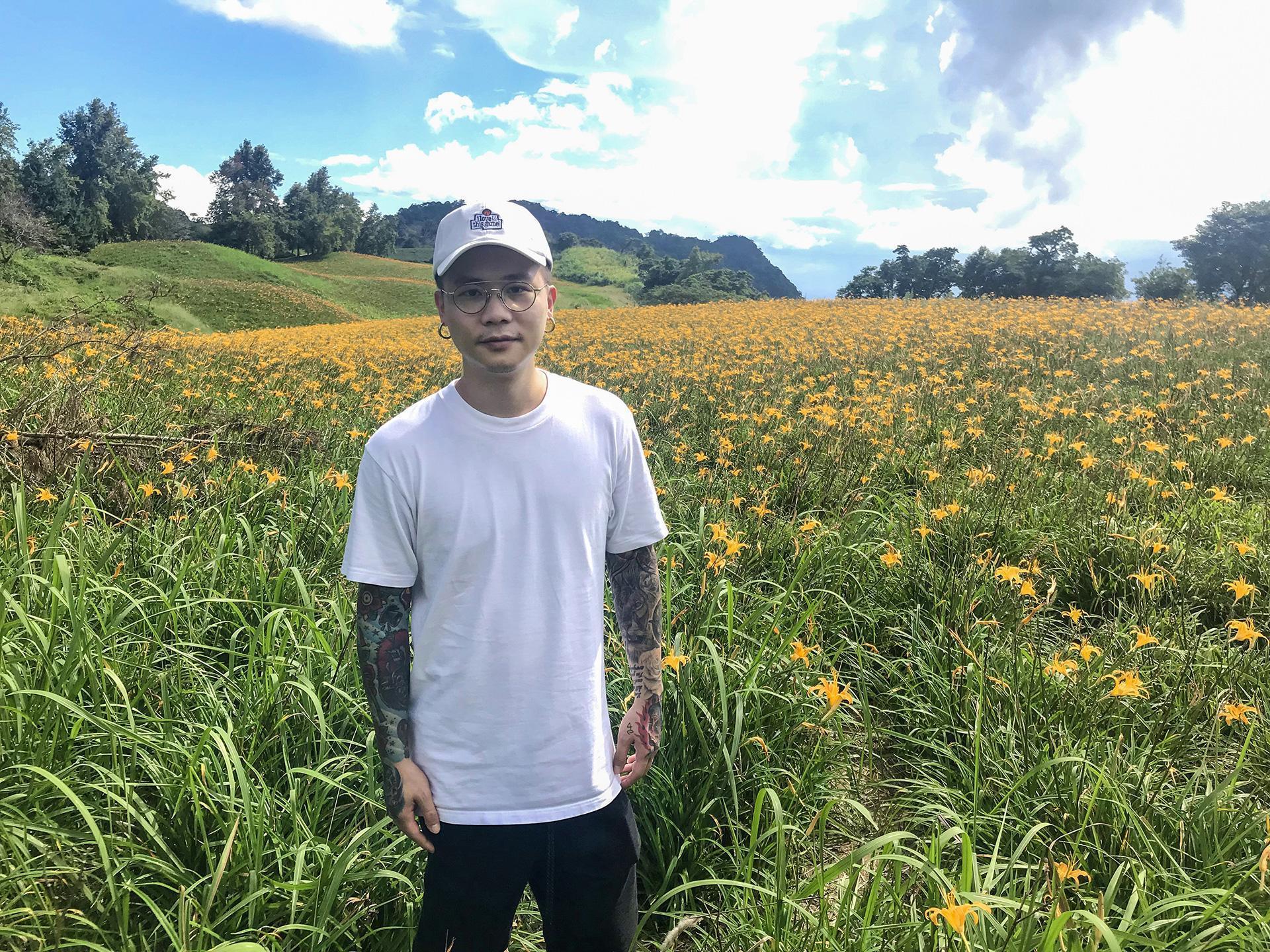 蕭秉治前往花蓮拍攝節目《蕭幫》，體驗下田除草。（相信音樂提供）
