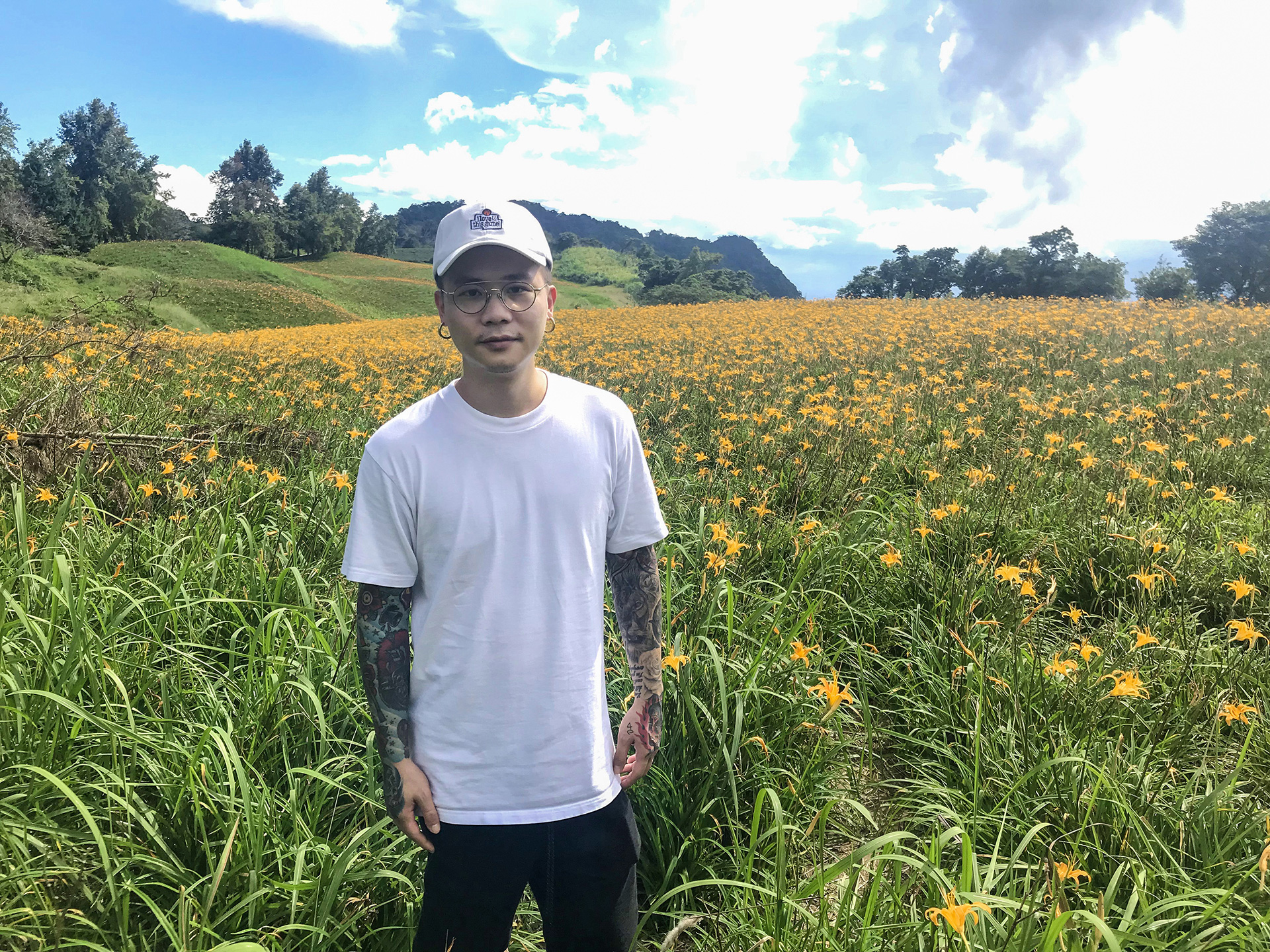 蕭秉治前往花蓮拍攝節目《蕭幫》，體驗下田除草。（相信音樂提供）