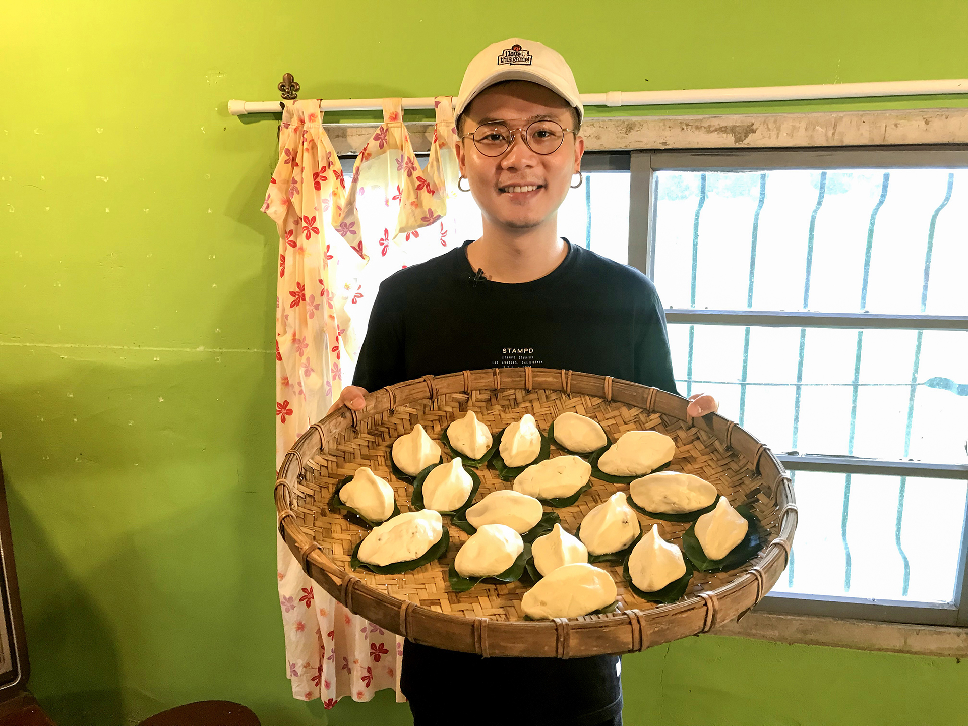 平常只會做義大利麵的蕭秉治，學習包菜包等廚藝受到好評。（相信音樂提供）