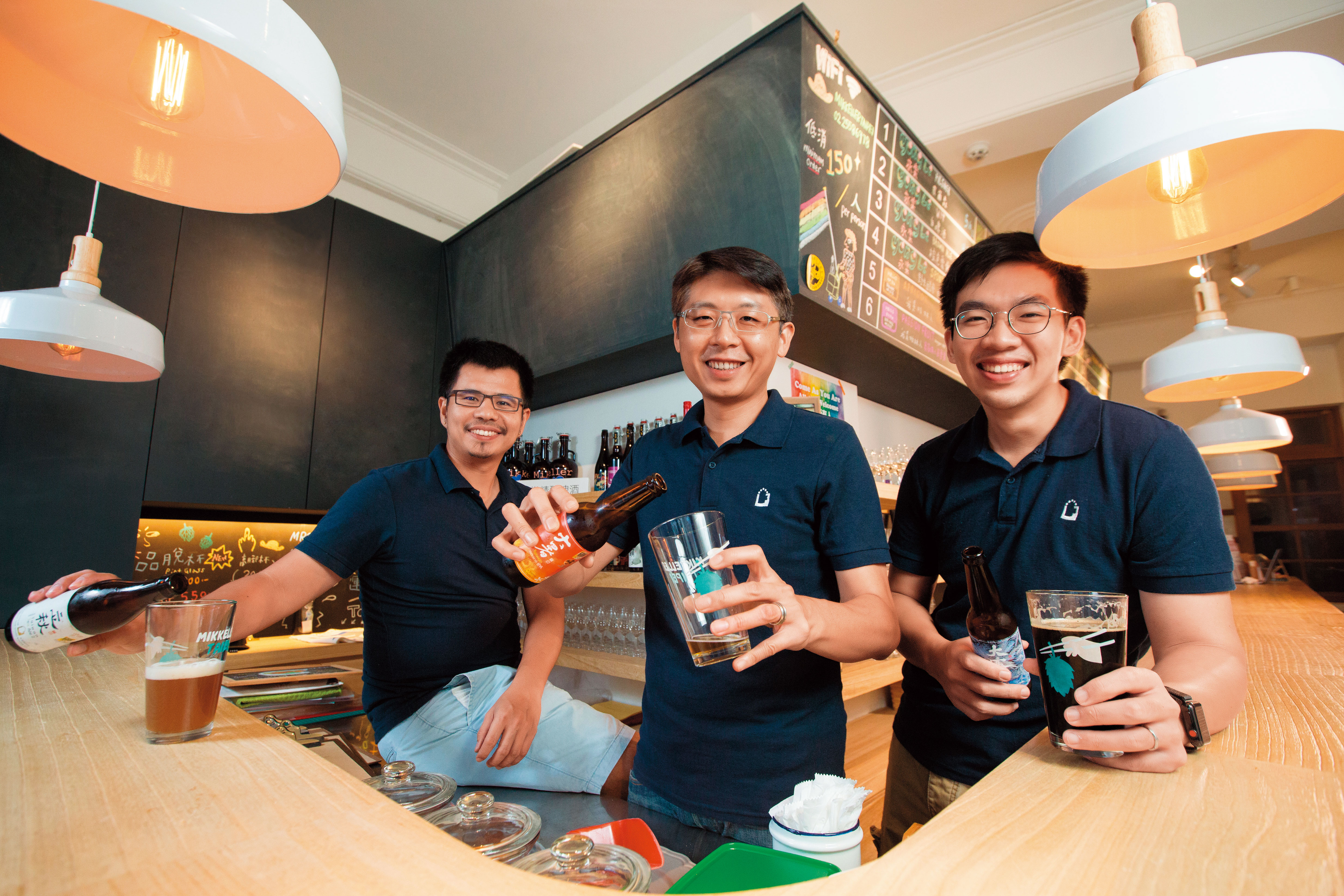 精釀啤酒的迷人魅力，讓自釀社團成員段淵傑（左起）、宋培弘與葉奕辰從網友關係變為事業夥伴，攜手創立啤酒頭釀造。