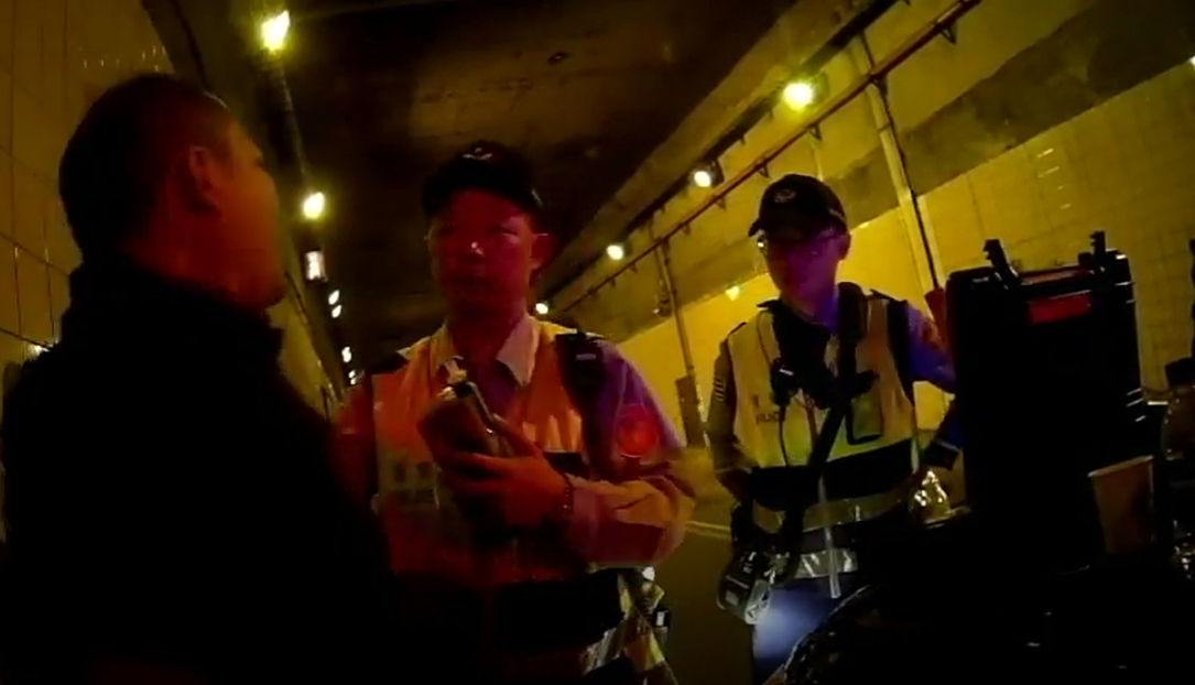 郭宗坤（左）酒駕遭警方攔查，酒測值超標被移送法辦。（翻攝畫面）