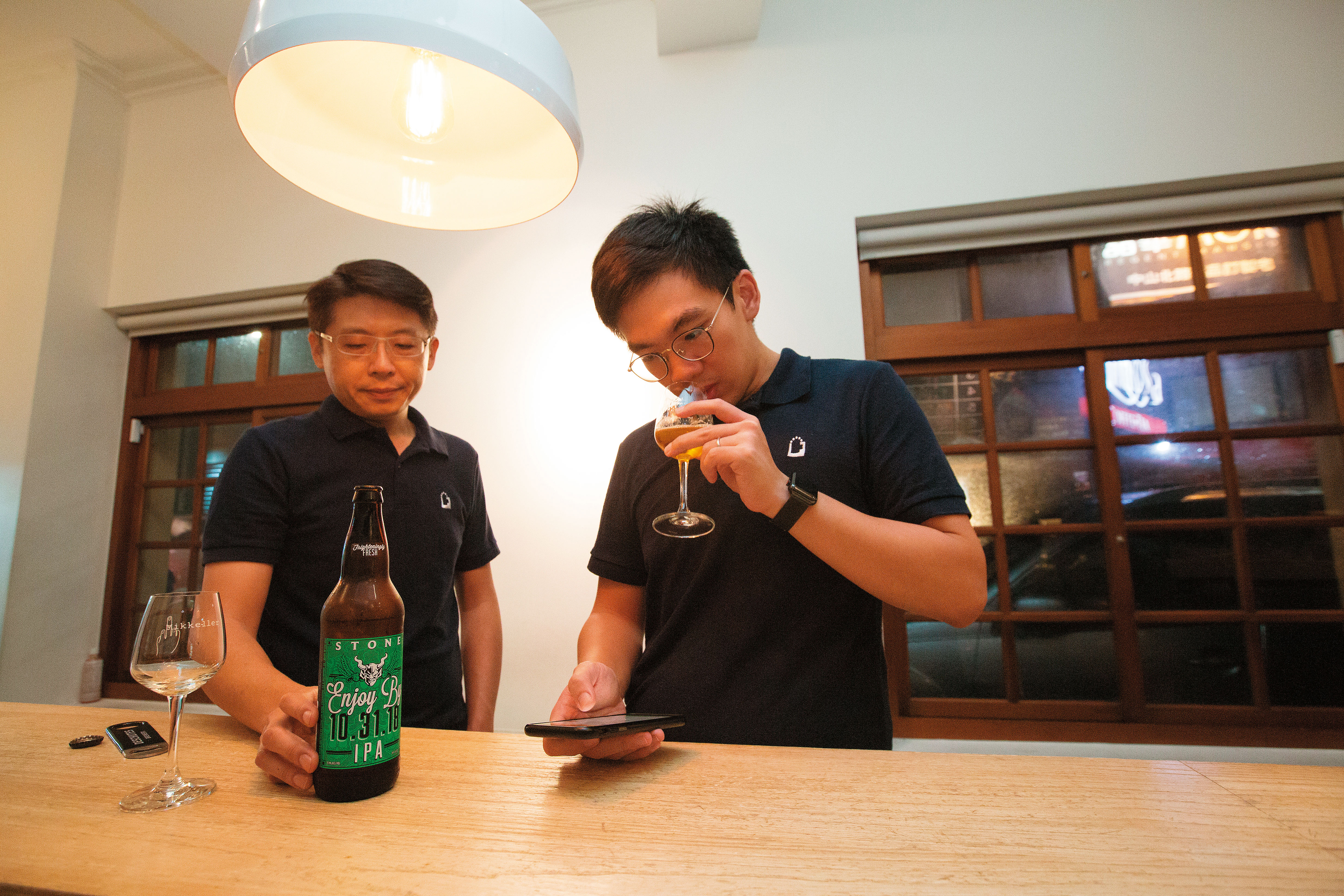 宋培弘（左）與葉奕辰（右）除了享受喝酒的快感，也會試圖鑽研拆解背後的釀造原料與方法。