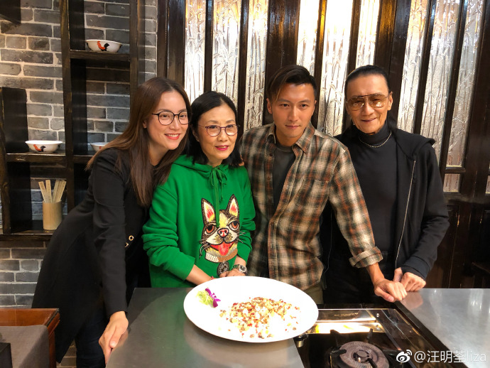 之前謝賢(右一)曾經上過謝霆鋒的節目,汪明荃(左二)也在場。(翻攝汪明荃微博)