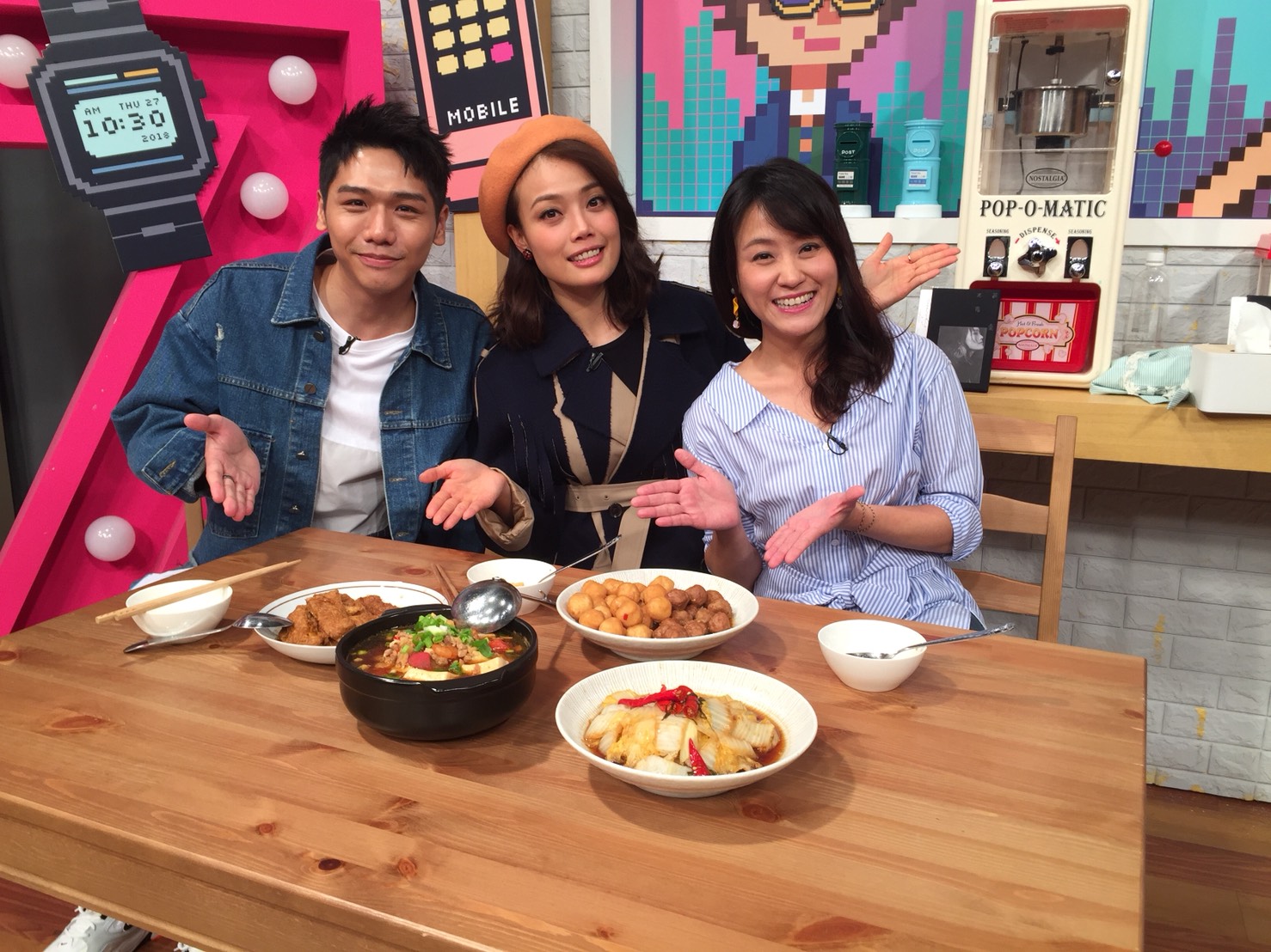 主持人海芬（右）親自下廚請容祖兒吃，讓愛好美食的容祖兒（中）非常開心。（17Media提供）