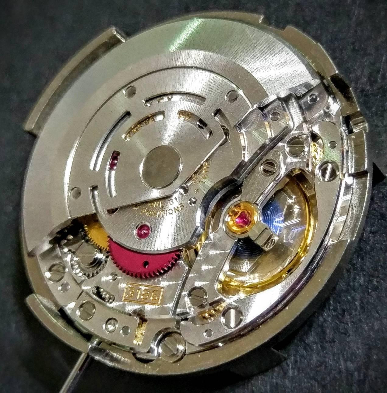 目前勞力士依舊廣泛採用Cal.31xx世代機芯，擺輪橋等位置具有魚鱗紋打磨，乍看細節處理反而較新款的Cal.32xx更細緻。後期型的Cal.31xx與Cal.32xx一樣，採用了勞力士引以為傲的Parachrom順磁藍游絲。