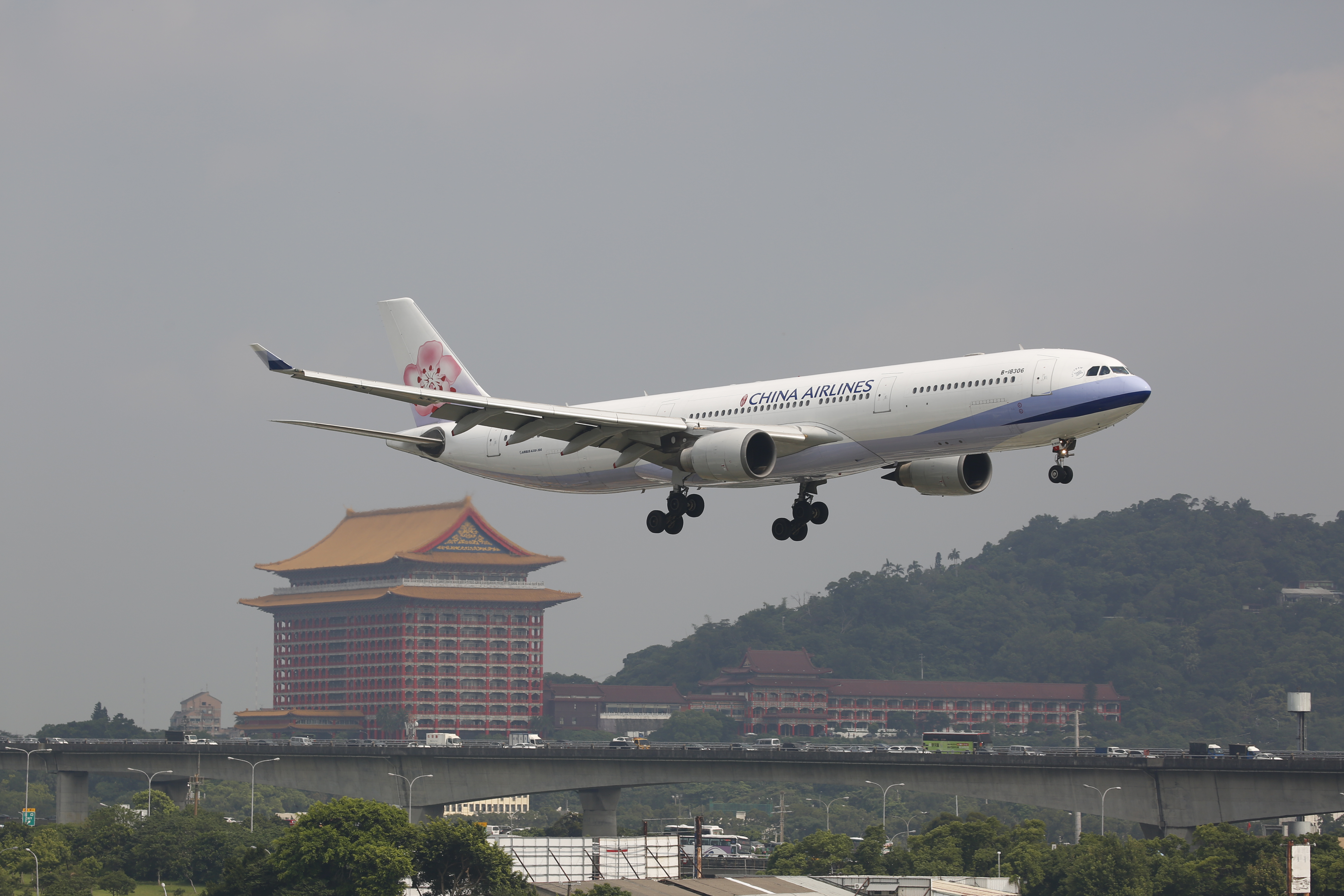 華航今日開航台北到重慶航線，擴大商旅服務。