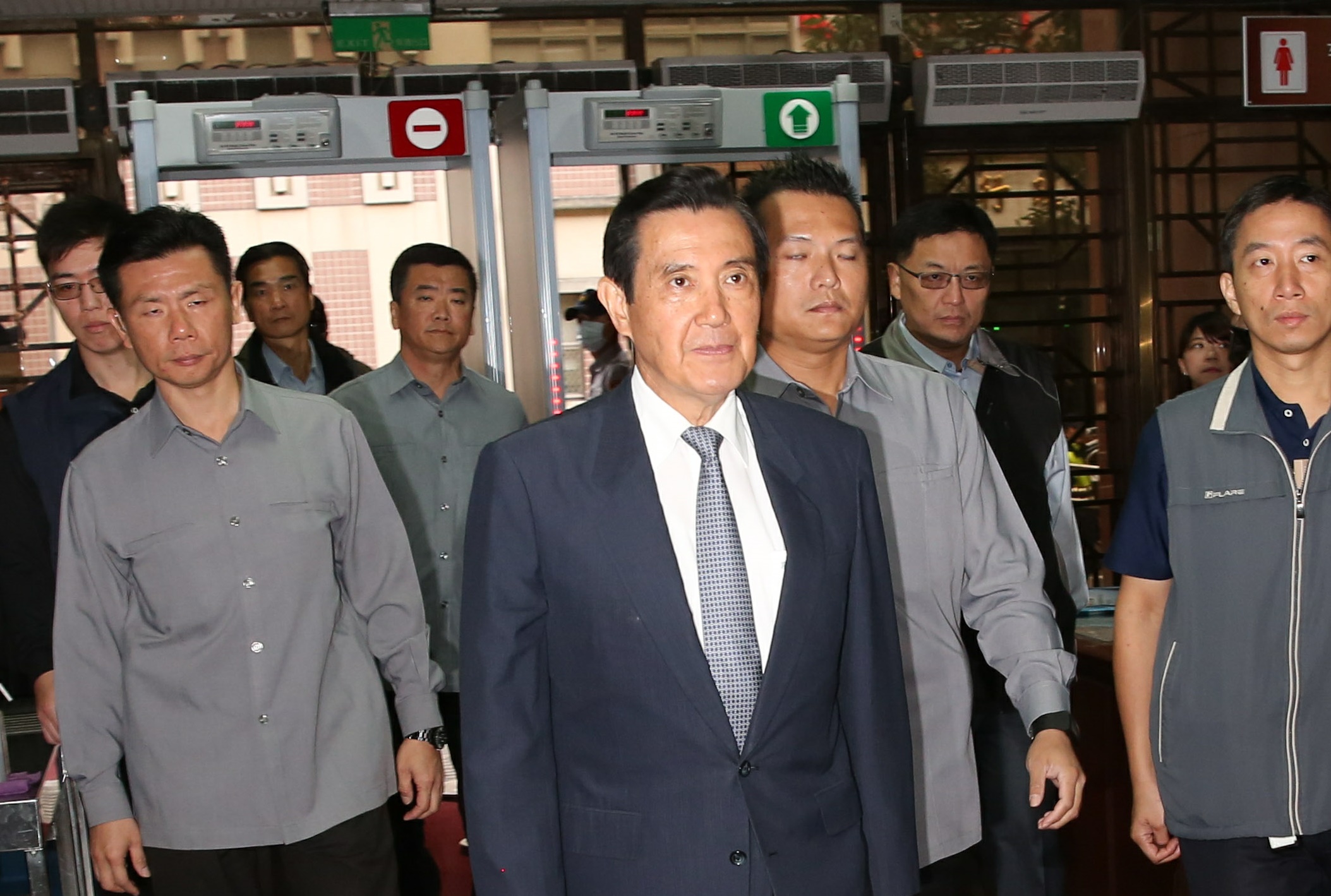 台北地院今首度開庭審理三中黨產涉賤賣案。