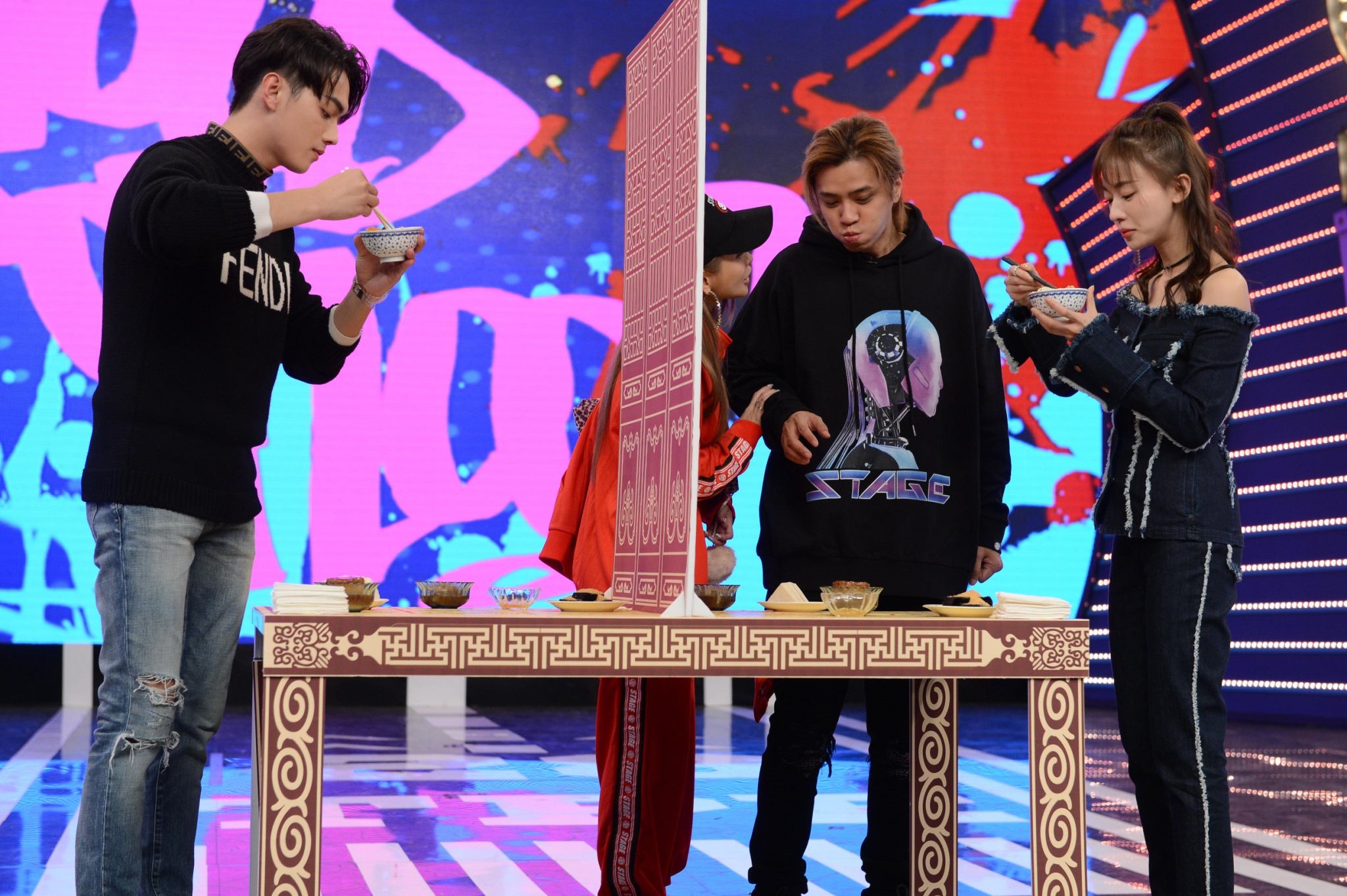 吳謹言、許凱在《娛樂百分百》LIVE節目裡一邊工作一邊吃美食。（八大提供）