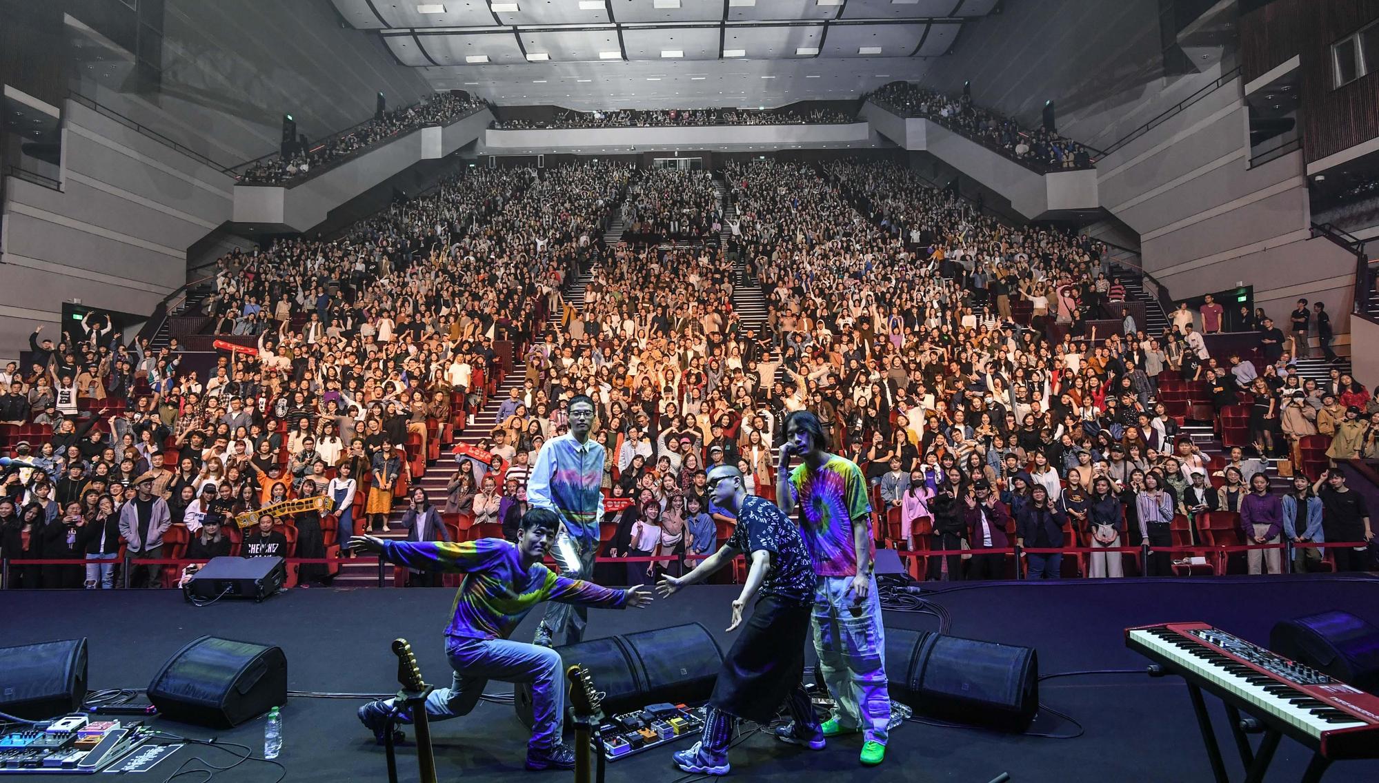 HYUKOH與台北場粉絲大合照，連山頂上的粉絲也入鏡。（Live Nation Taiwan提供）