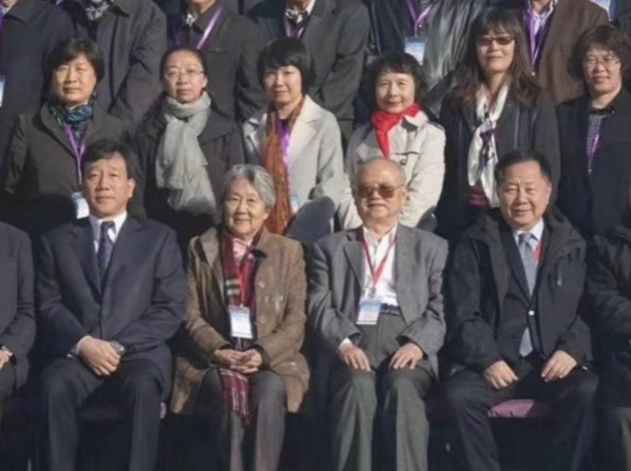 台灣商界聞人、薇閣基金會董事長李傳洪（前排右1）出席在中國南開大學舉辦的周恩來研討會，李也是周恩來的姻親。（翻攝自中國評論通訊社）