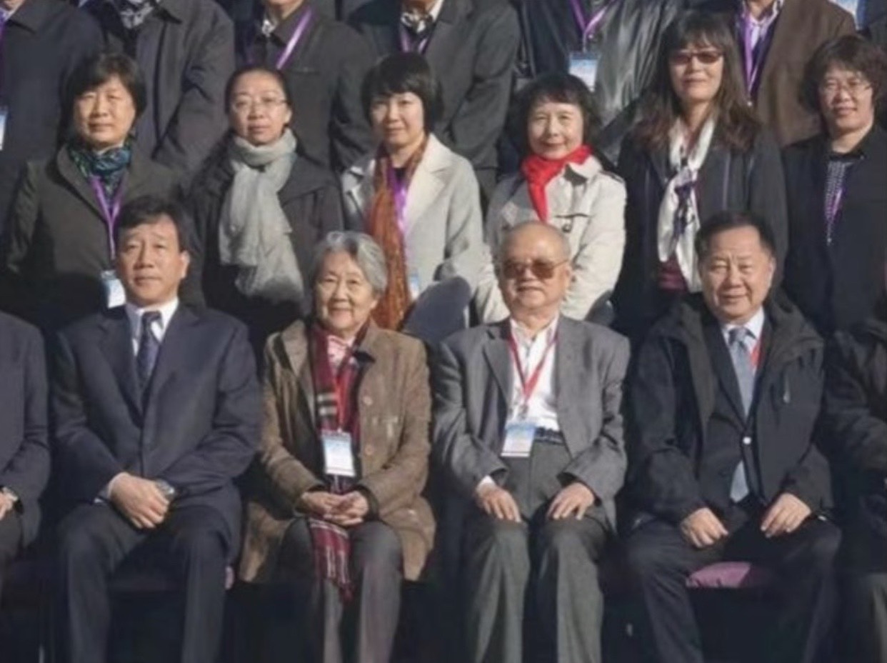 台灣商界聞人、薇閣基金會董事長李傳洪（前排右1）出席在中國南開大學舉辦的周恩來研討會，李也是周恩來的姻親。（翻攝自中國評論通訊社）