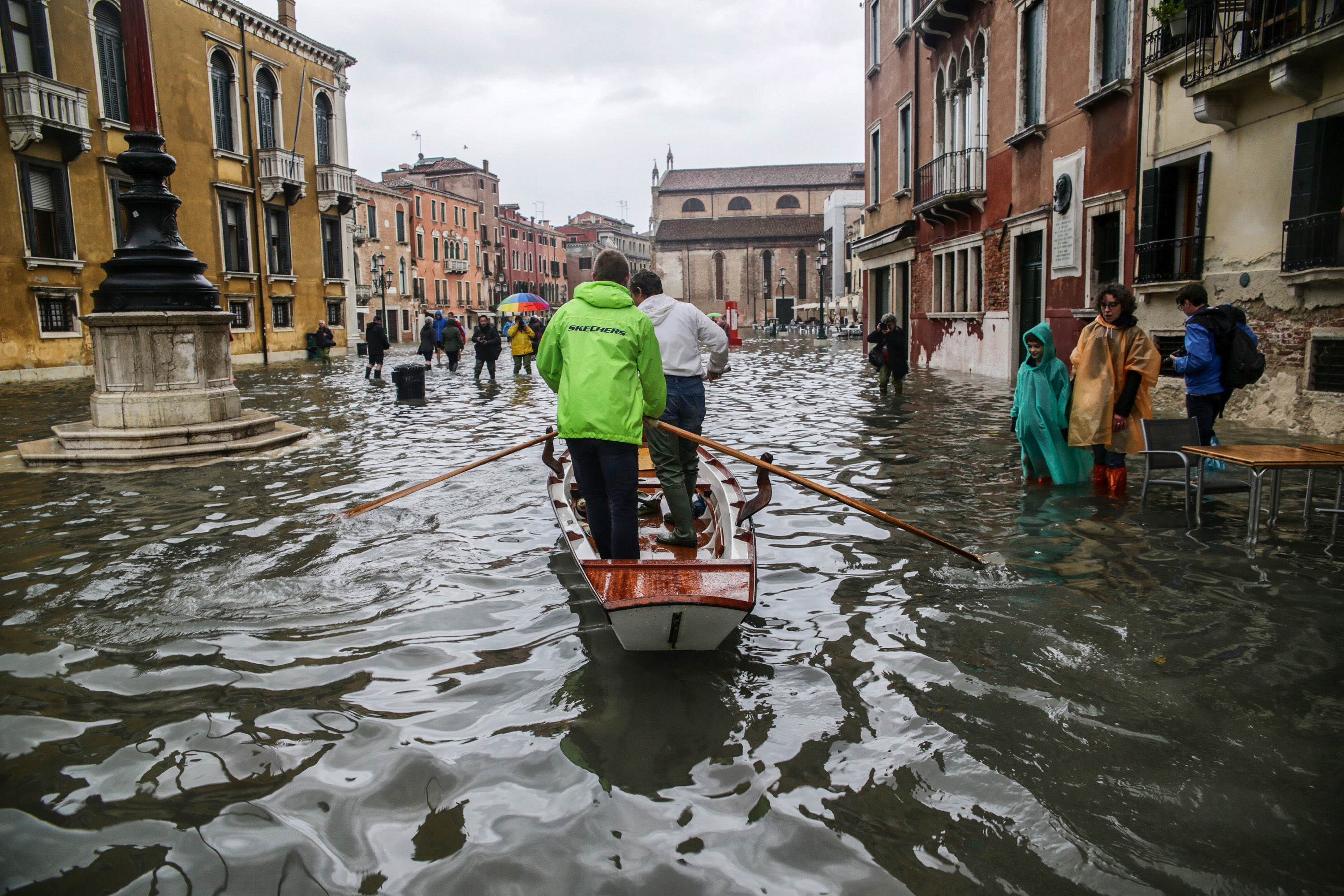 義大利日前遭逢暴雨侵襲，威尼斯更因大潮而淹水成了真正的「水都」。（東方IC）