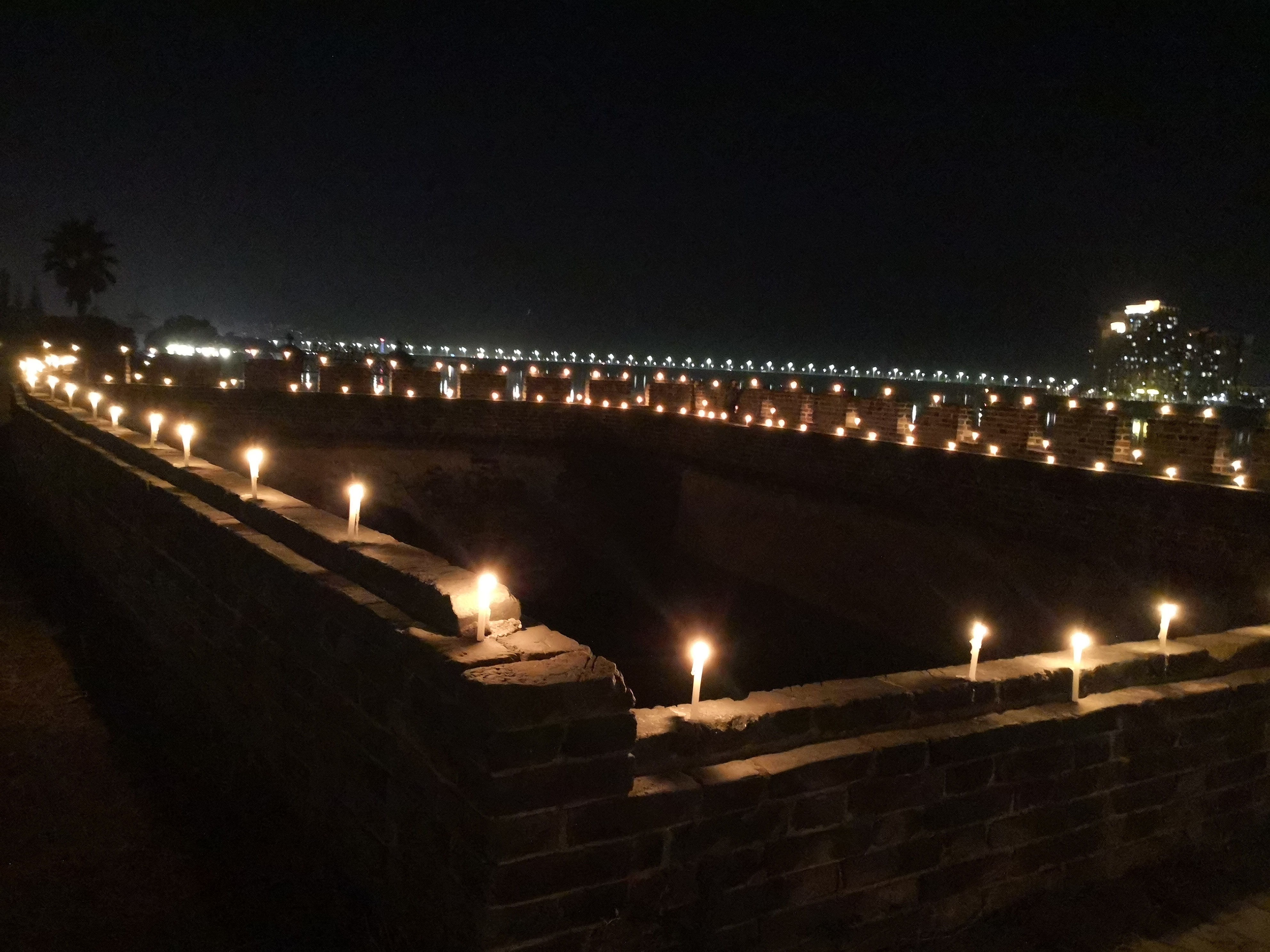 湖北襄陽居民自發點燭，為武俠小說泰斗金庸點亮人生最後一哩路。（東方IC）