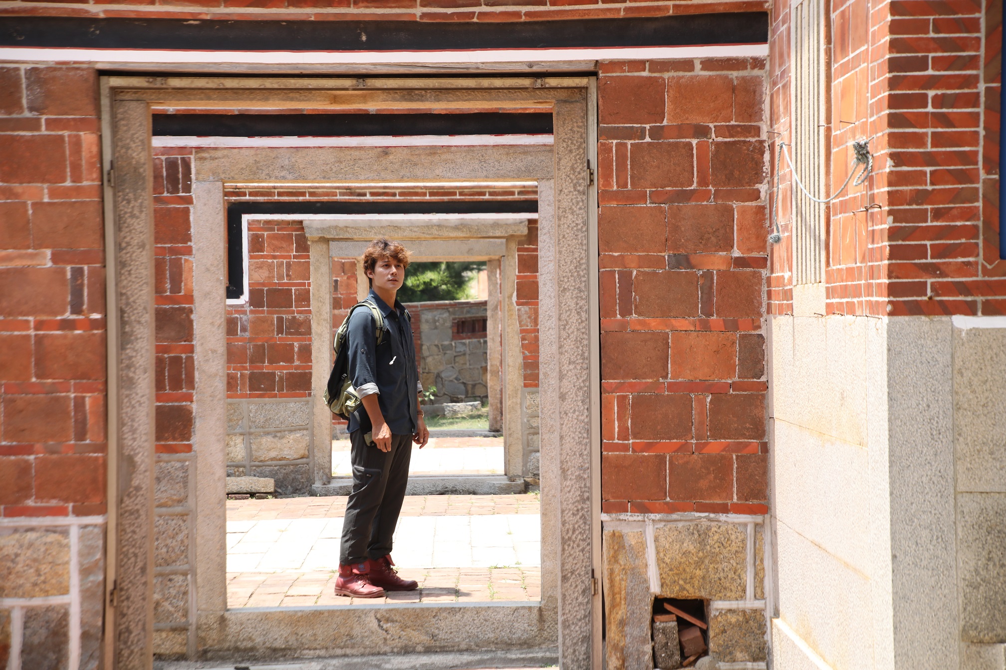 廖科溢到金門探訪，探訪當地尚未被發現的「祕境」，漫步在古色古香的閩式聚落中。（亞洲旅遊台提供）