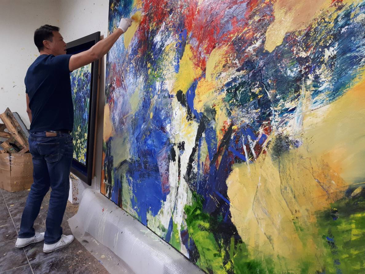 周錫瑋在畫室現場揮毫。