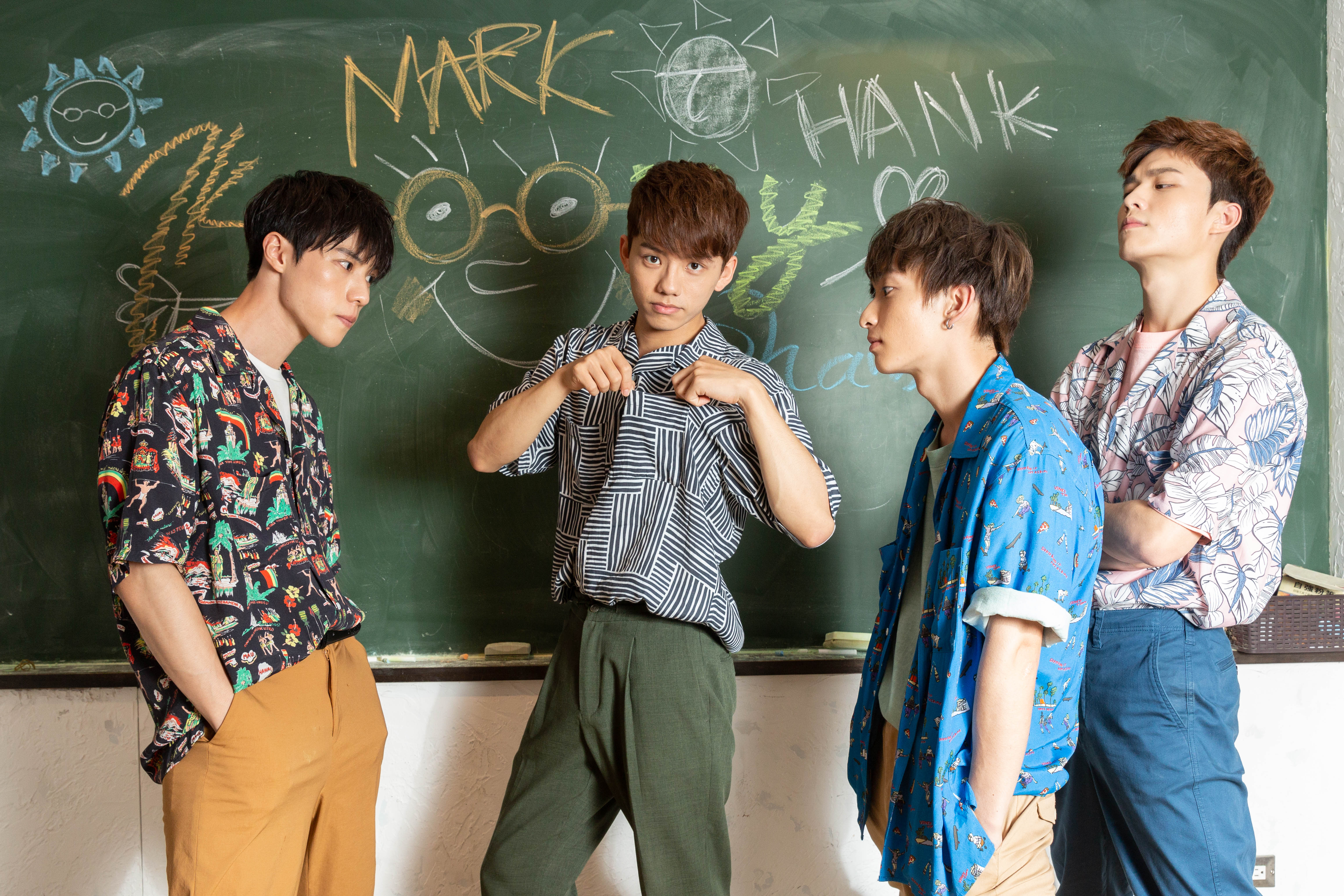Mark（左二）的口袋裡裝著什麼？noovy成員們也很好奇。