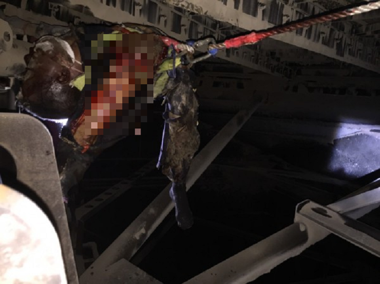 1名員工捲入機組，消防人員趕到已明顯死亡，警消人員正進行調查。（警方提供）