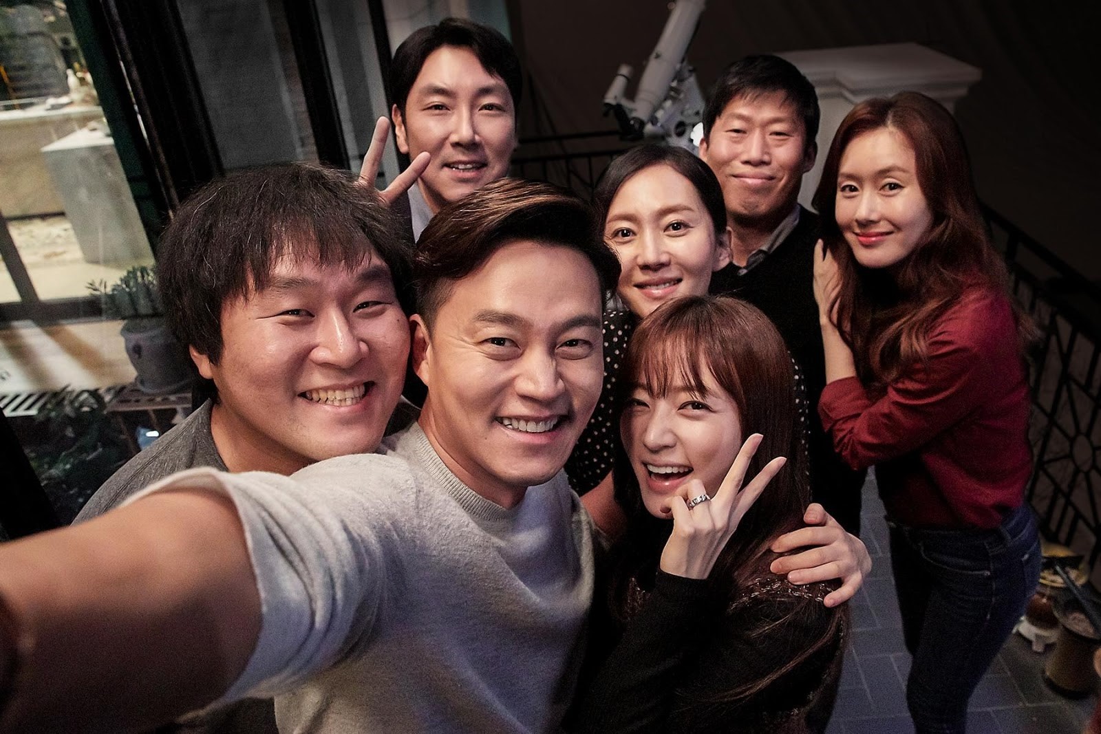 趙震雄（後左起）、廉晶雅、柳海真、金志秀、尹卿鎬（前左起）、李瑞鎮、松昰昀主演的《親密陌生人》，在韓上映首日拿下票房冠軍。（采昌國際多媒體提供）