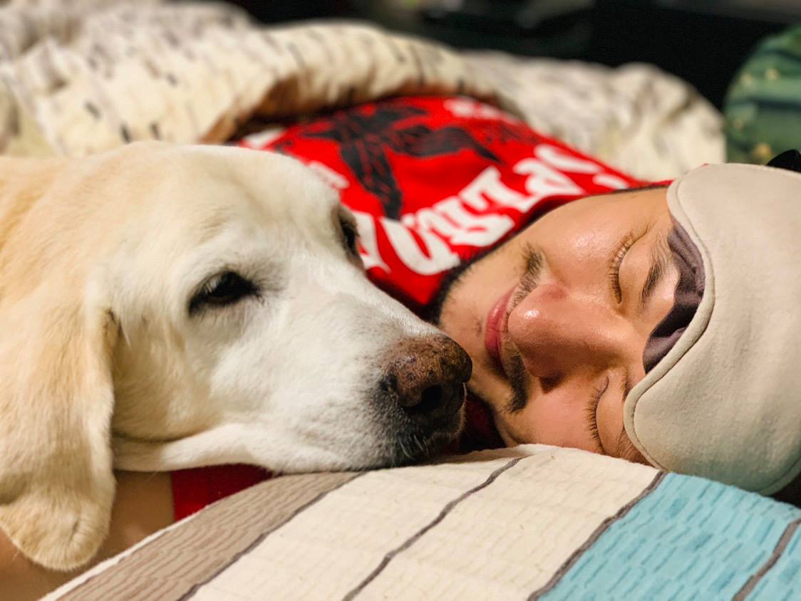 14歲愛犬「阿魯」突然吐血，九把刀在臉書上抒發心情，引起網友淚崩。（翻攝自九把刀臉書）