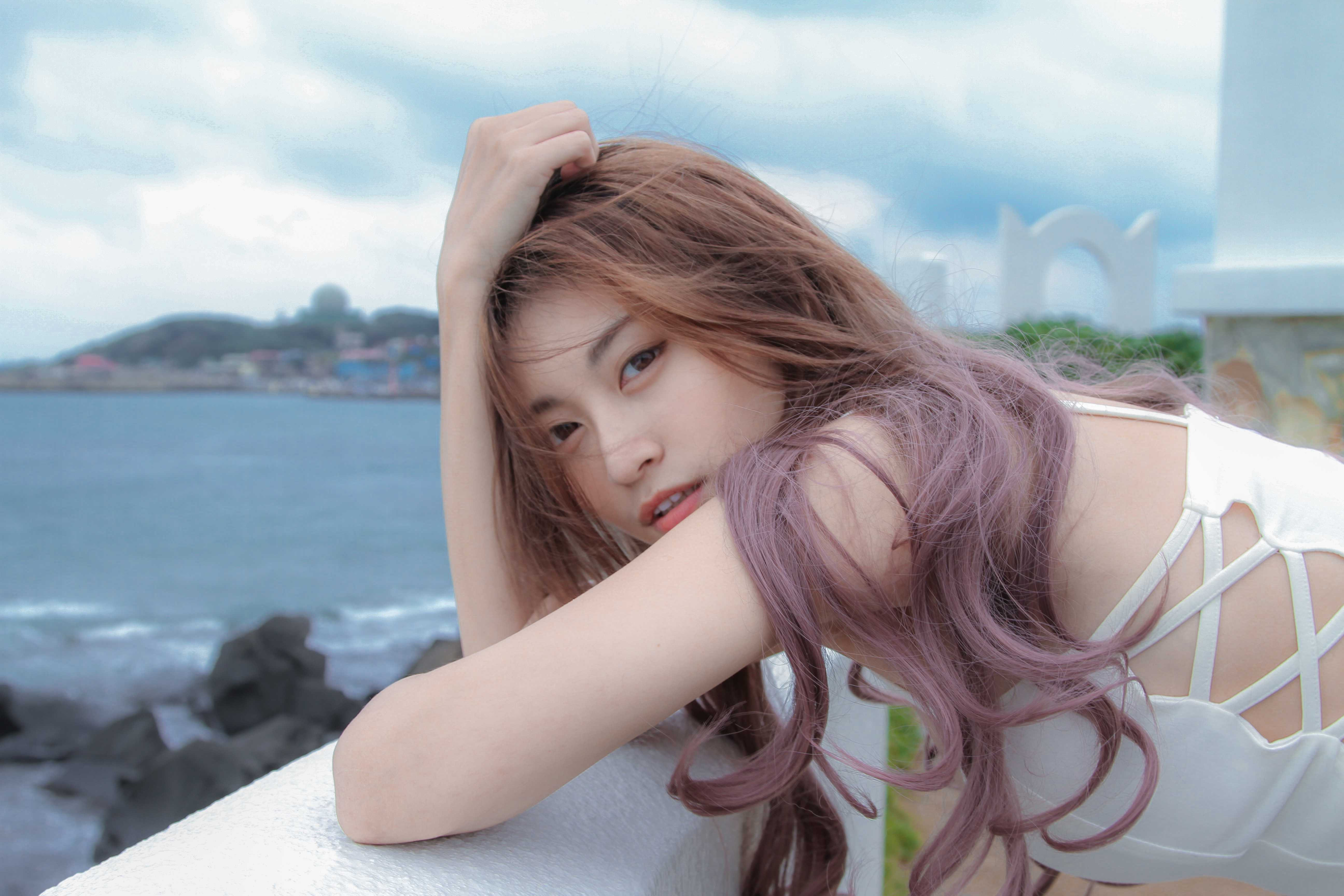 表特版正妹祈錦鈅（小鈅）跨界歌壇，推出單曲〈比心小幸福〉。（固力狗娛樂提供）