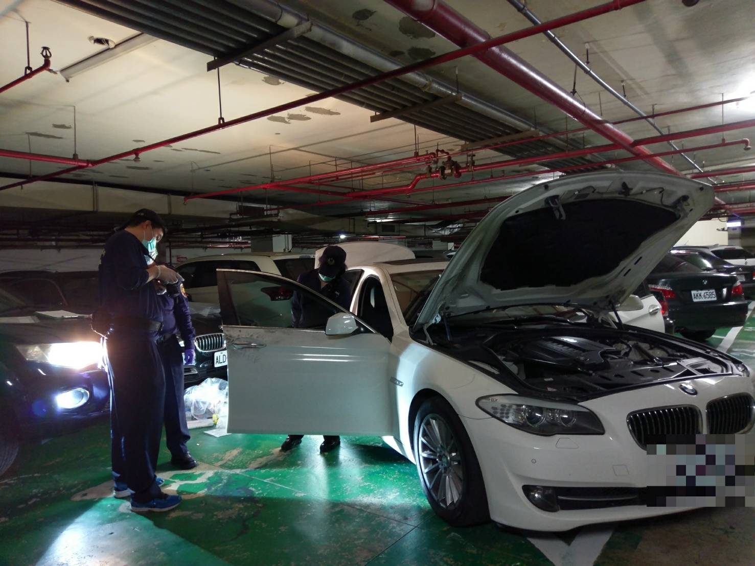 2名女子遭街頭擄車劫財，嫌犯搭上BMW轎車逃逸。 （警方提供）